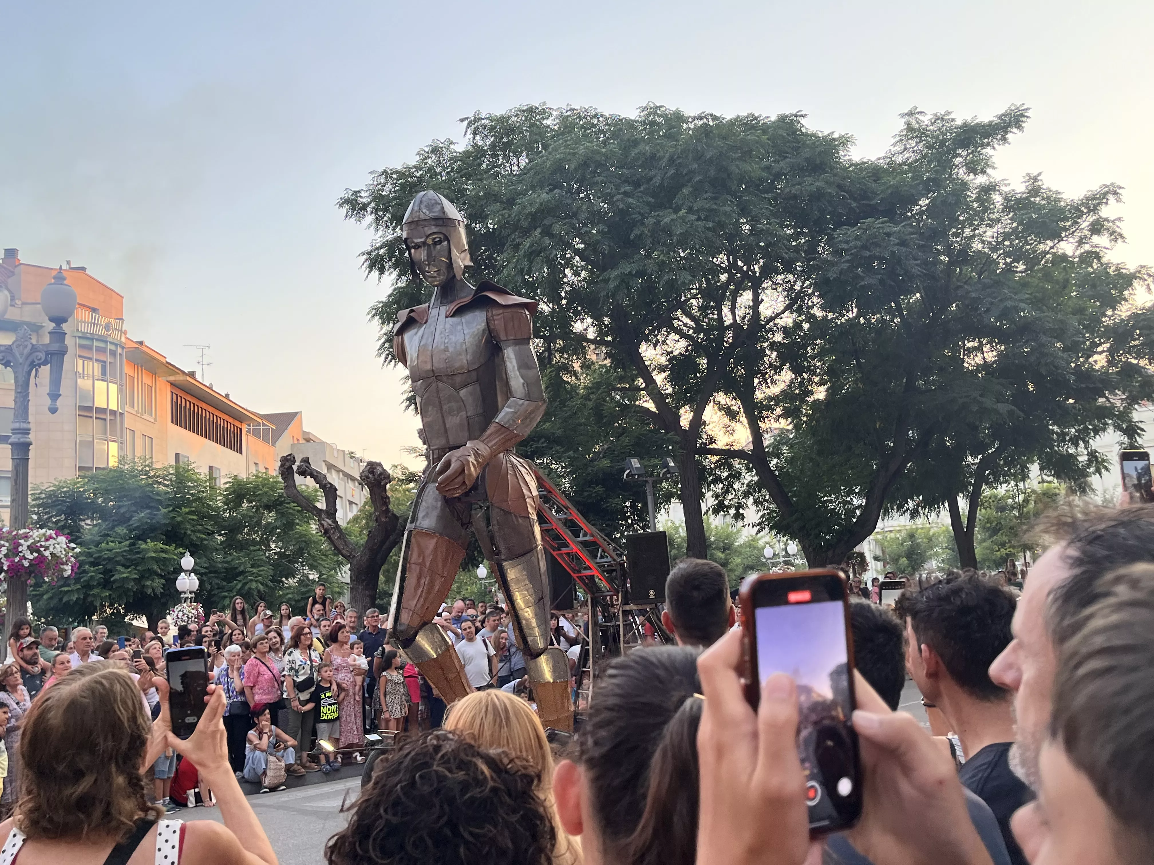 Recorrido del gigante Aquiles por las calles de Huesca con La FAM Teatre. Foto Mercedes Manterola
