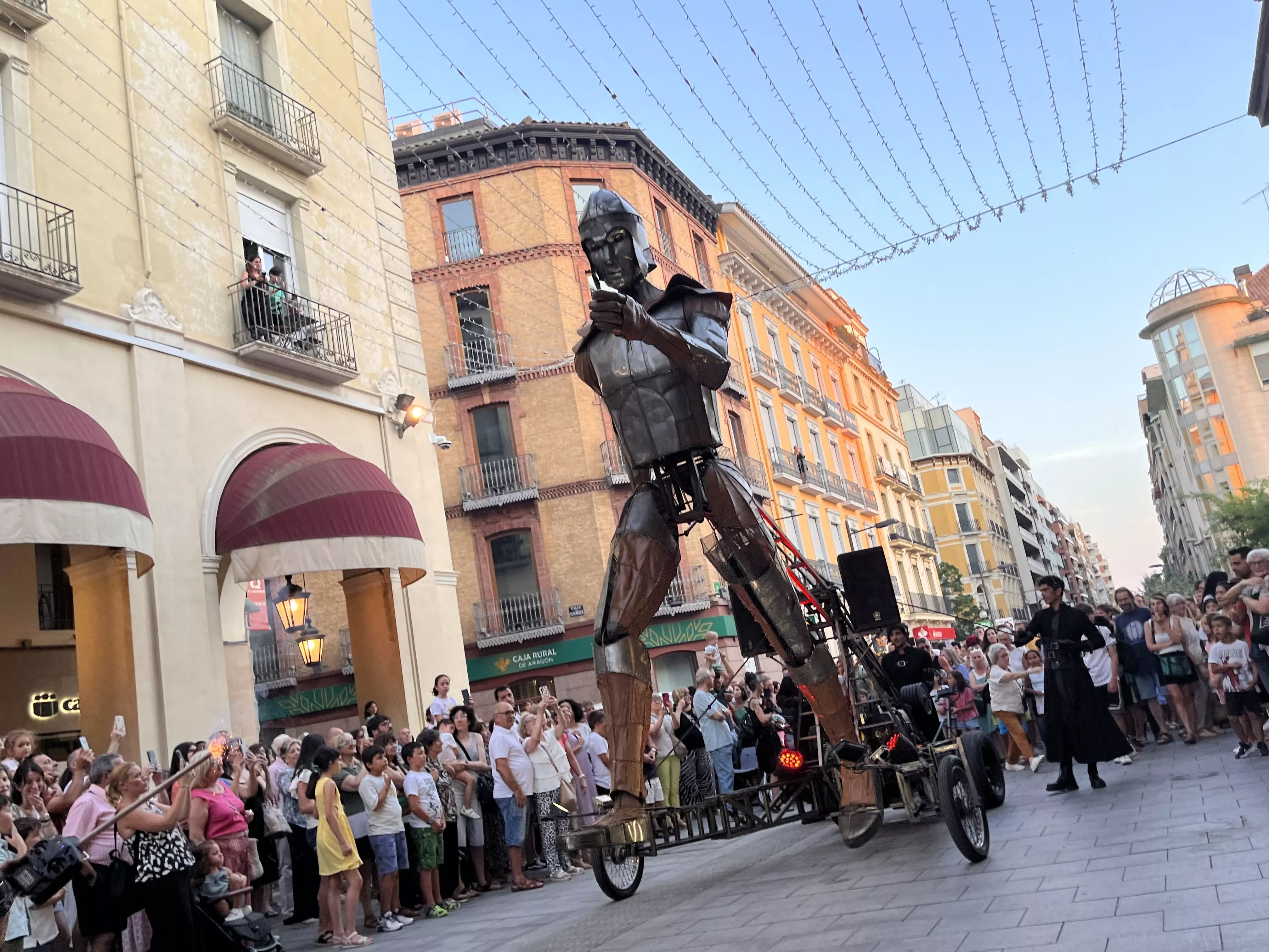 Recorrido del gigante Aquiles por las calles de Huesca con La FAM Teatre. Foto Mercedes Manterola