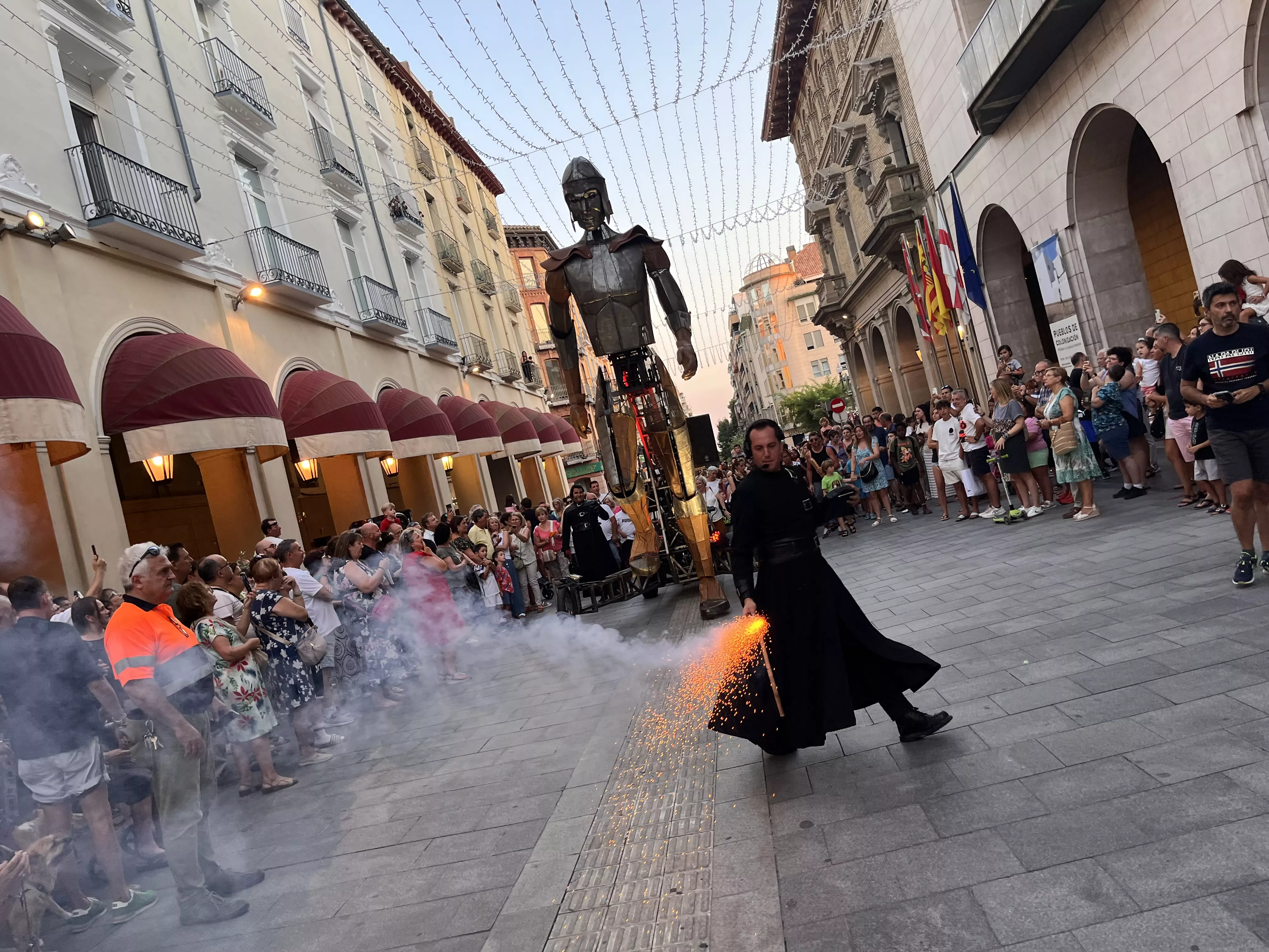 Recorrido del gigante Aquiles por las calles de Huesca con La FAM Teatre. Foto Mercedes Manterola