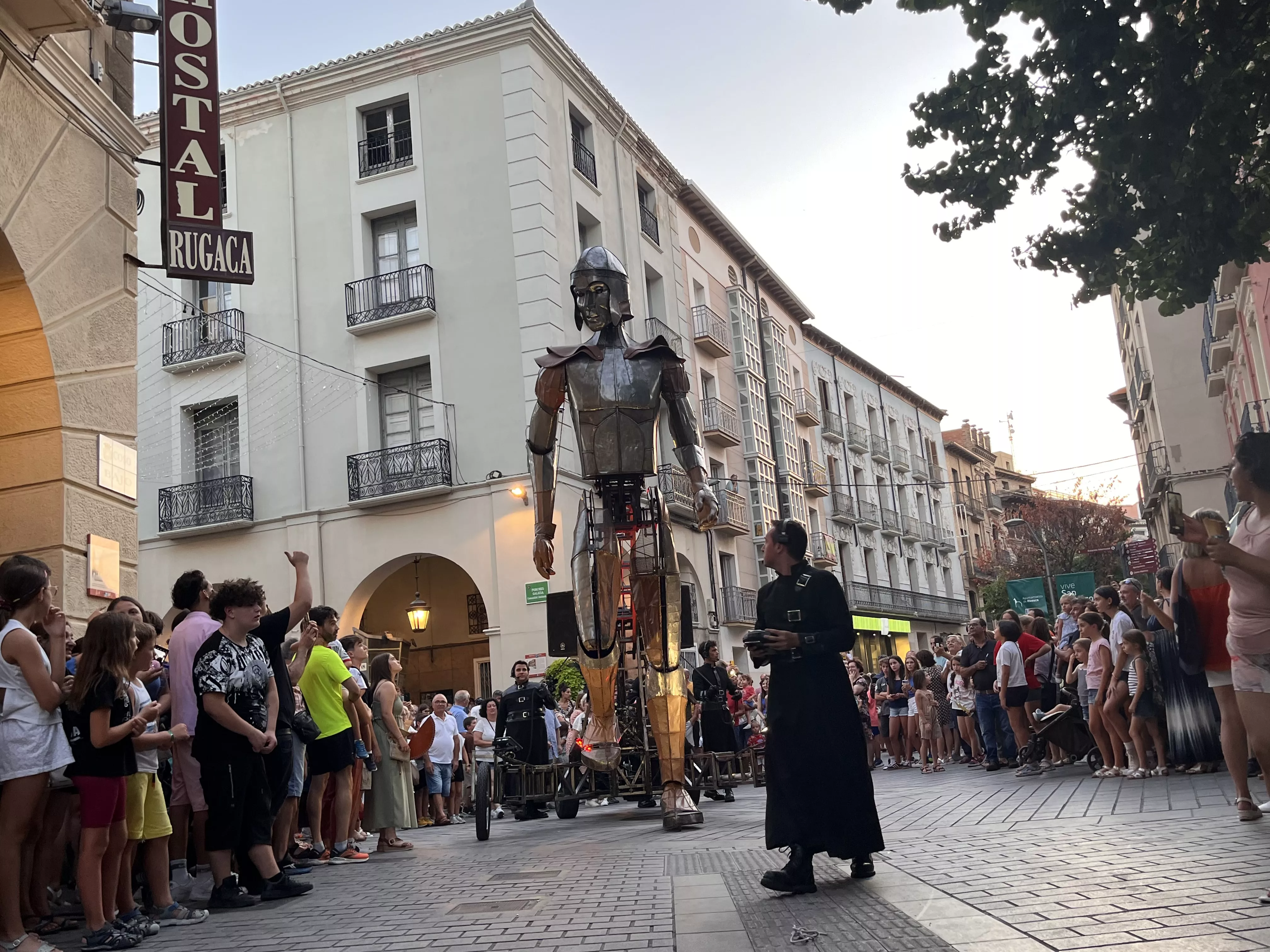 Recorrido del gigante Aquiles por las calles de Huesca con La FAM Teatre. Foto Mercedes Manterola