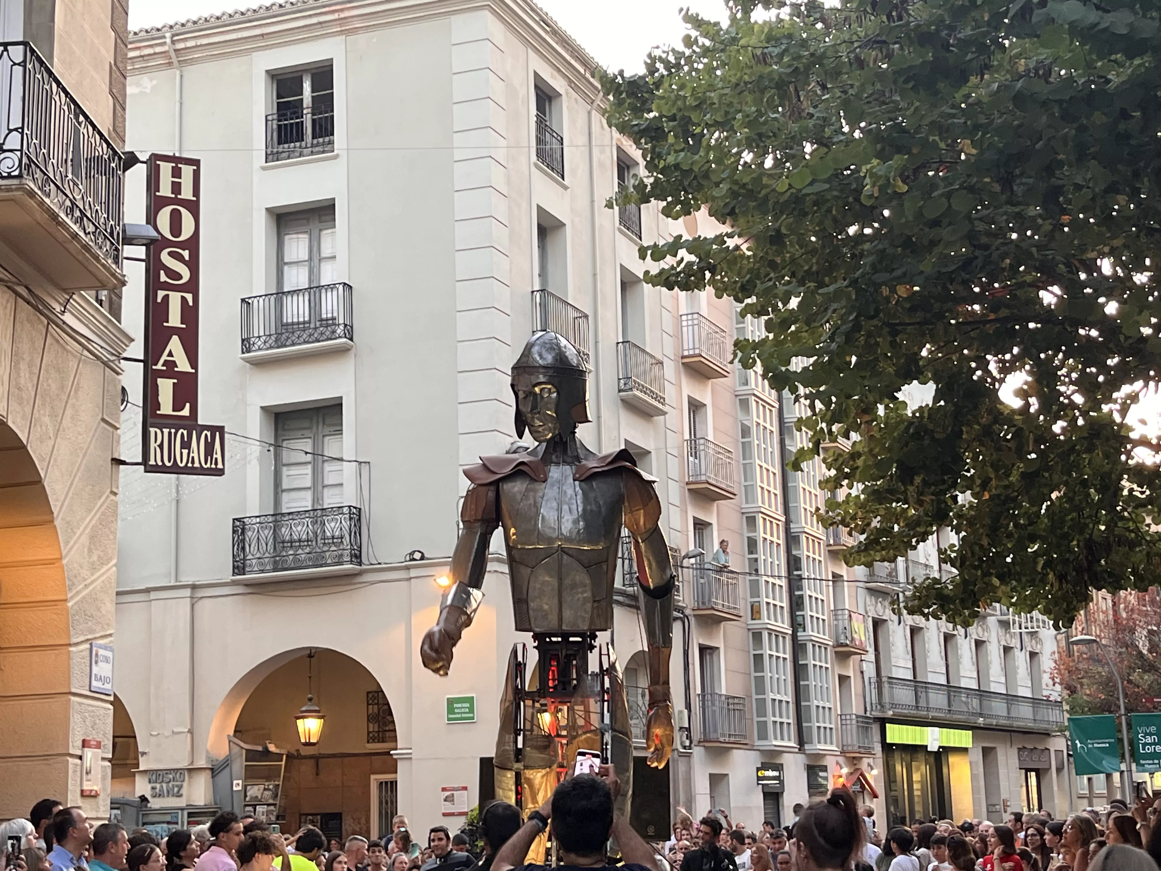 Recorrido del gigante Aquiles por las calles de Huesca con La FAM Teatre. Foto Mercedes Manterola