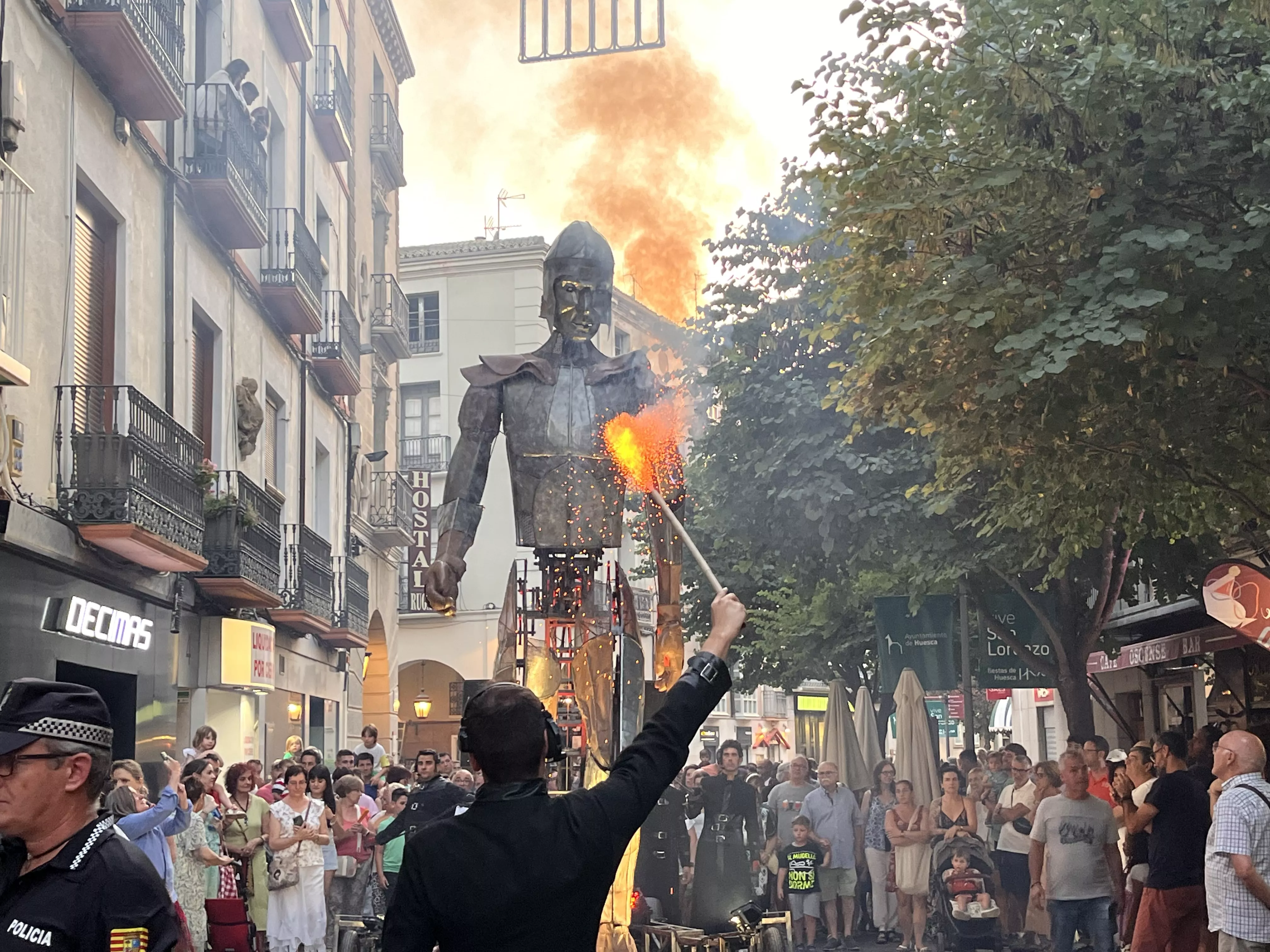 Recorrido del gigante Aquiles por las calles de Huesca con La FAM Teatre. Foto Mercedes Manterola