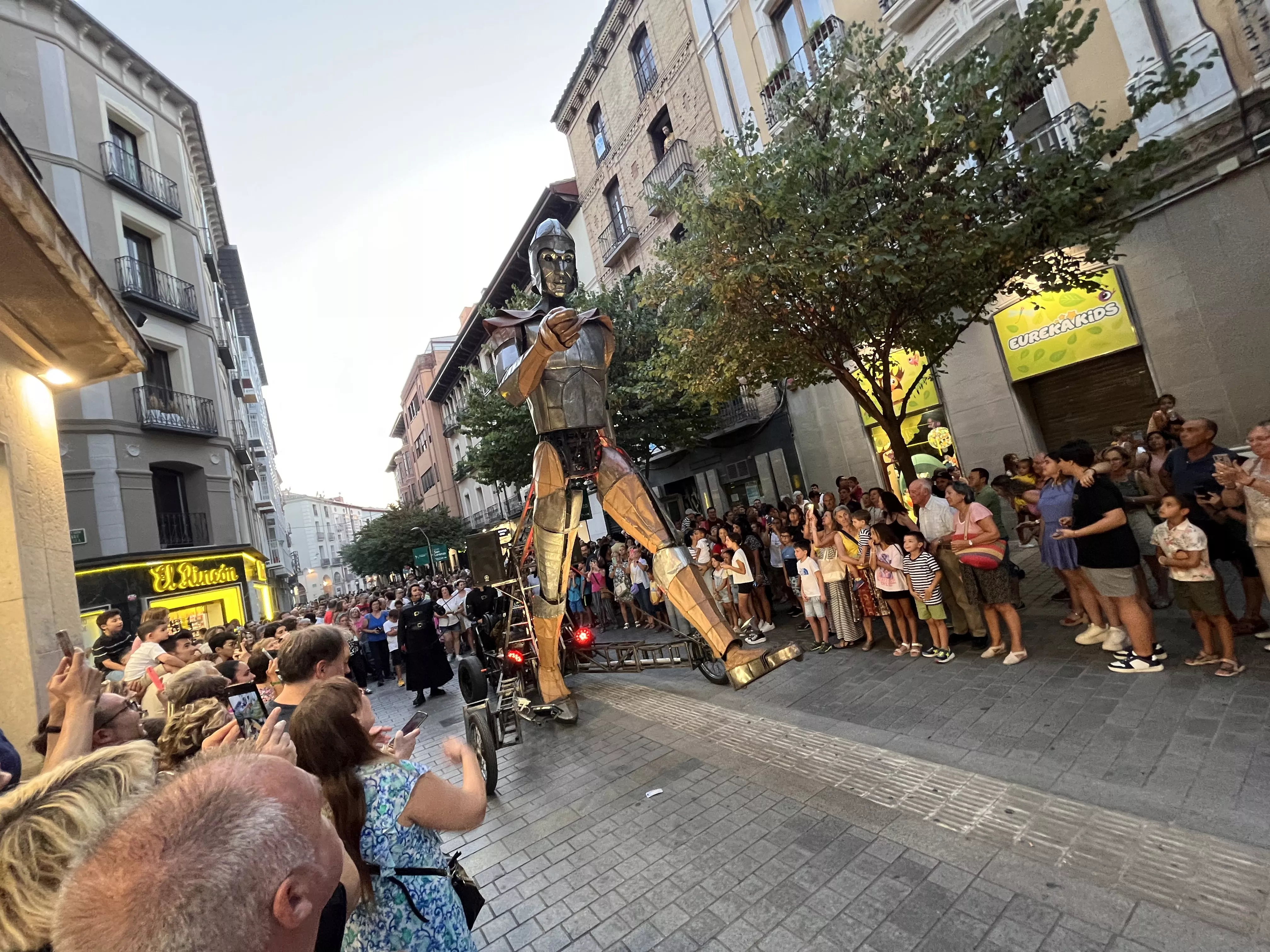 Recorrido del gigante Aquiles por las calles de Huesca con La FAM Teatre. Foto Mercedes Manterola