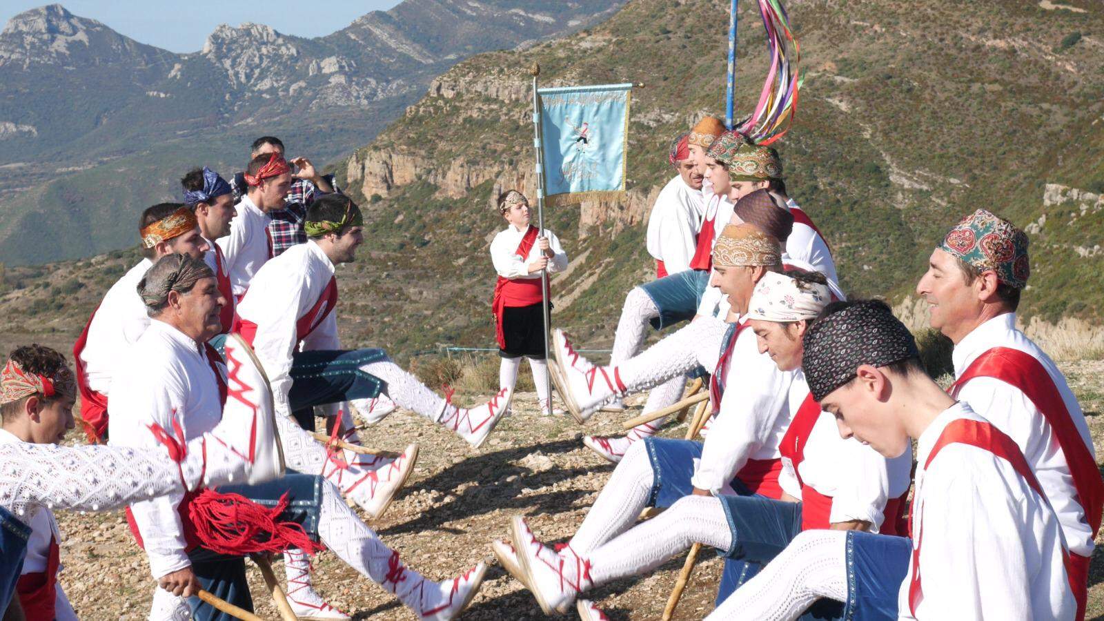 Los Danzantes de Apiés en el Salto de Roldán. FOTO MARCOS SERRATE