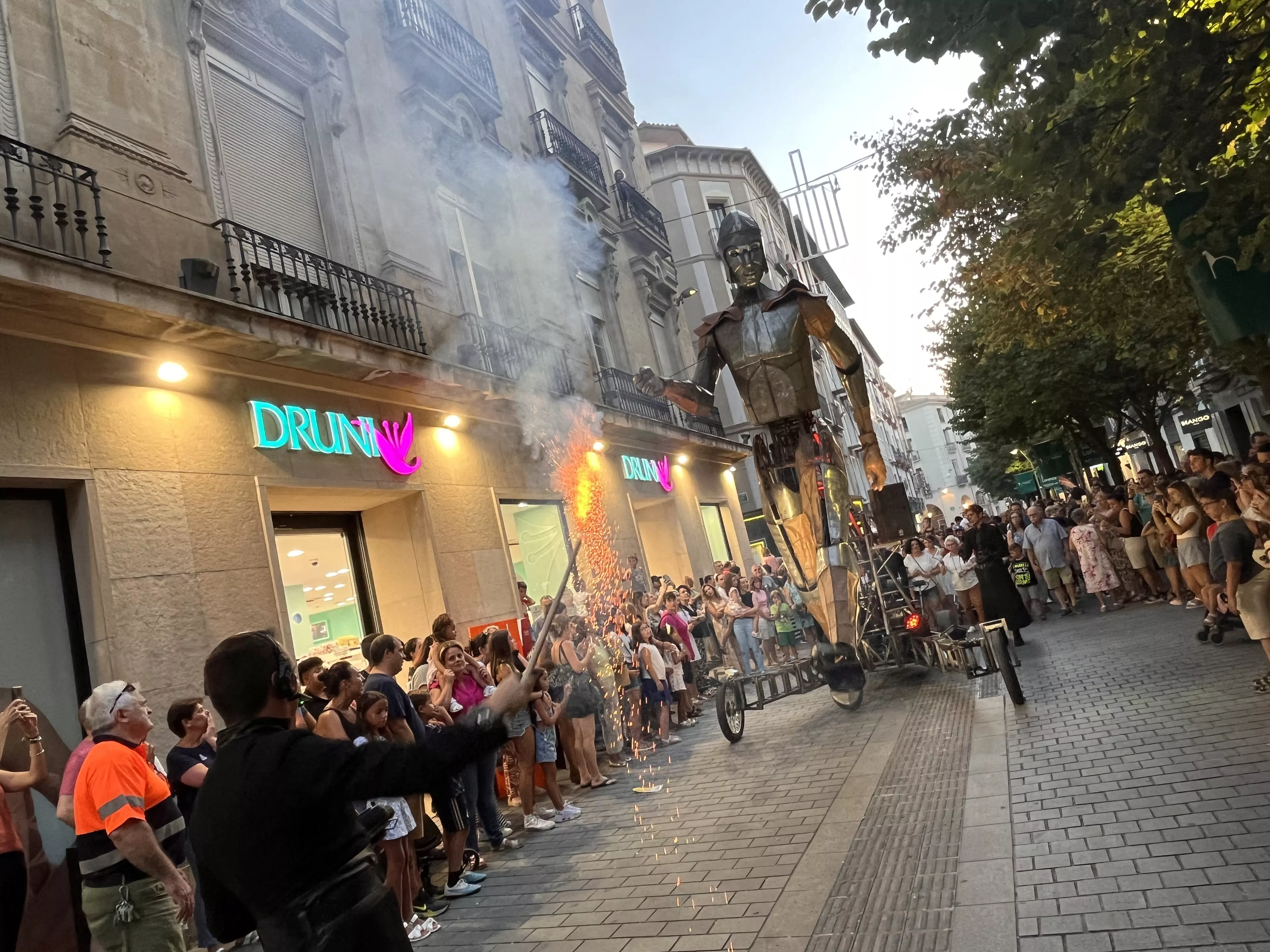 Recorrido del gigante Aquiles por las calles de Huesca con La FAM Teatre. Foto Mercedes Manterola