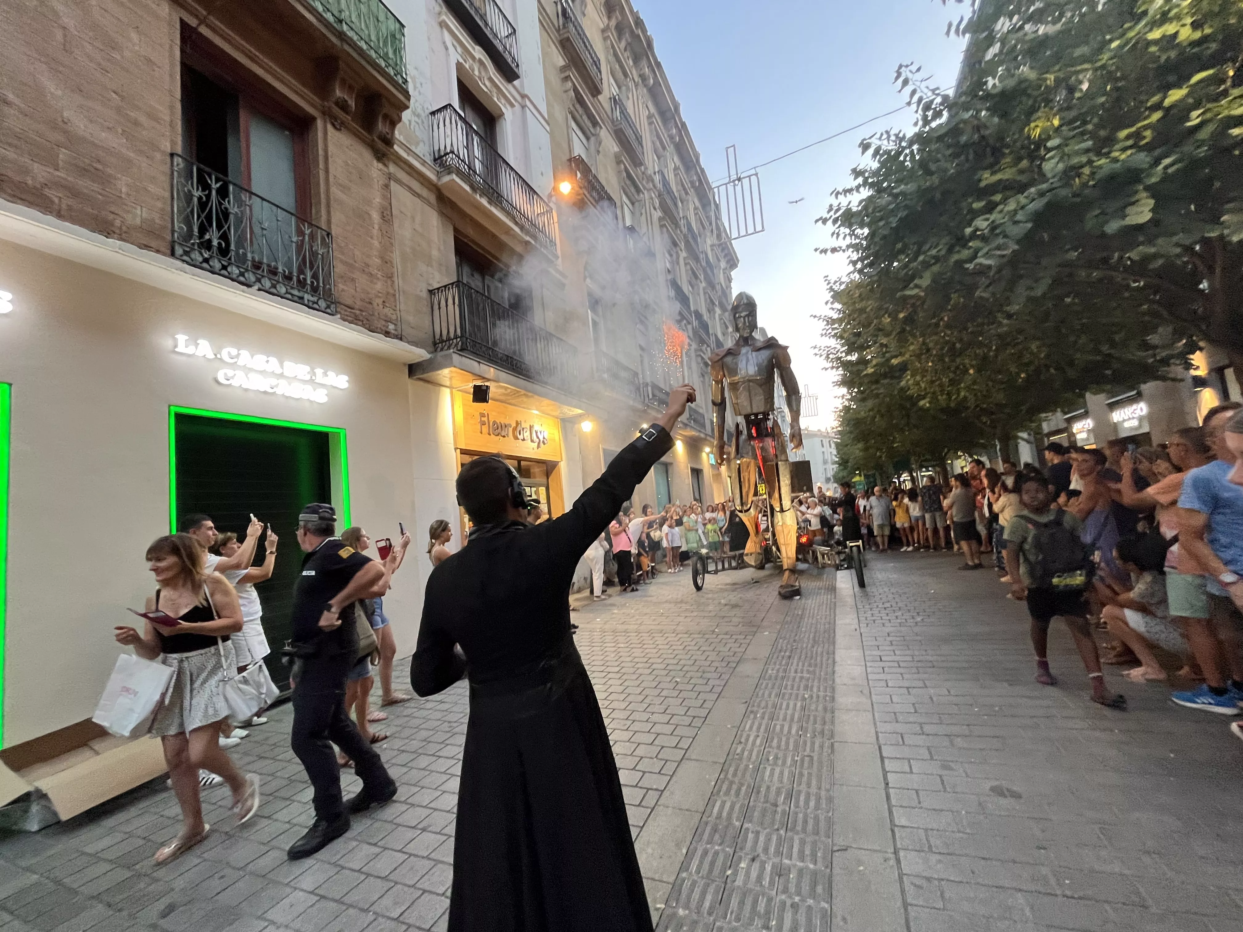 Recorrido del gigante Aquiles por las calles de Huesca con La FAM Teatre. Foto Mercedes Manterola