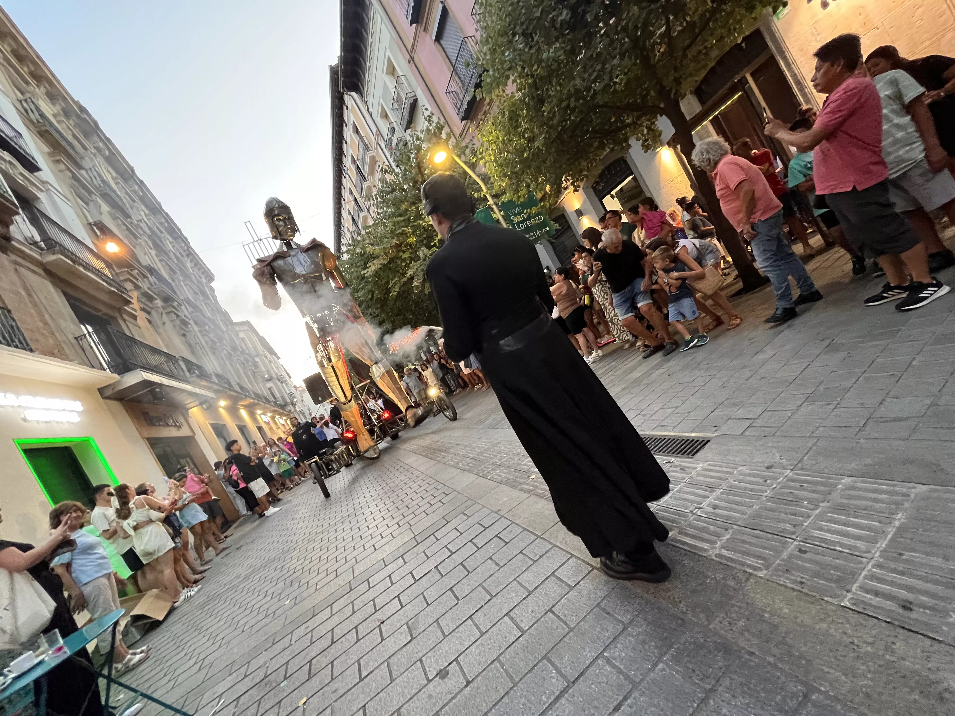 Recorrido del gigante Aquiles por las calles de Huesca con La FAM Teatre. Foto Mercedes Manterola