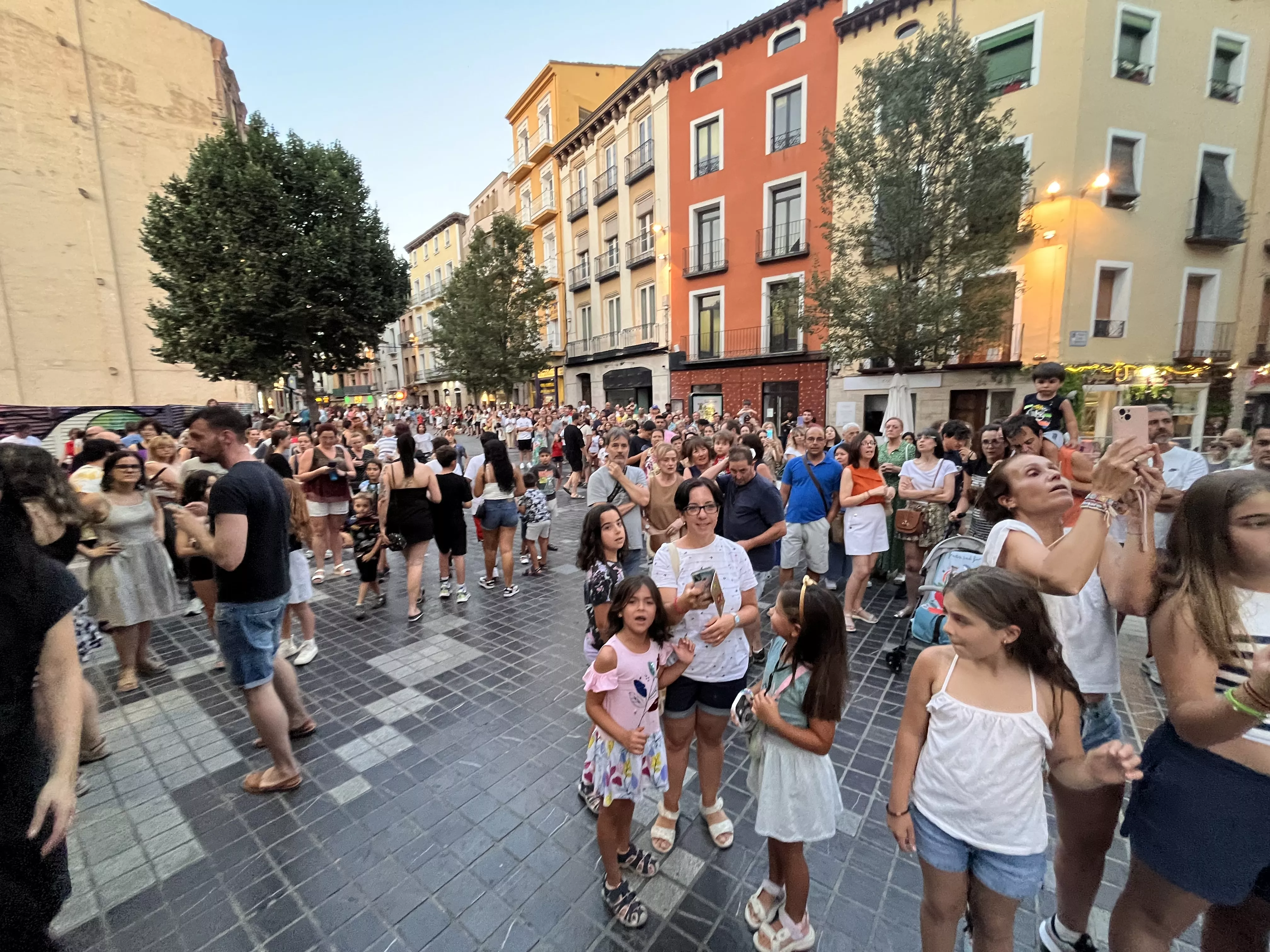Recorrido del gigante Aquiles por las calles de Huesca con La FAM Teatre. Foto Mercedes Manterola