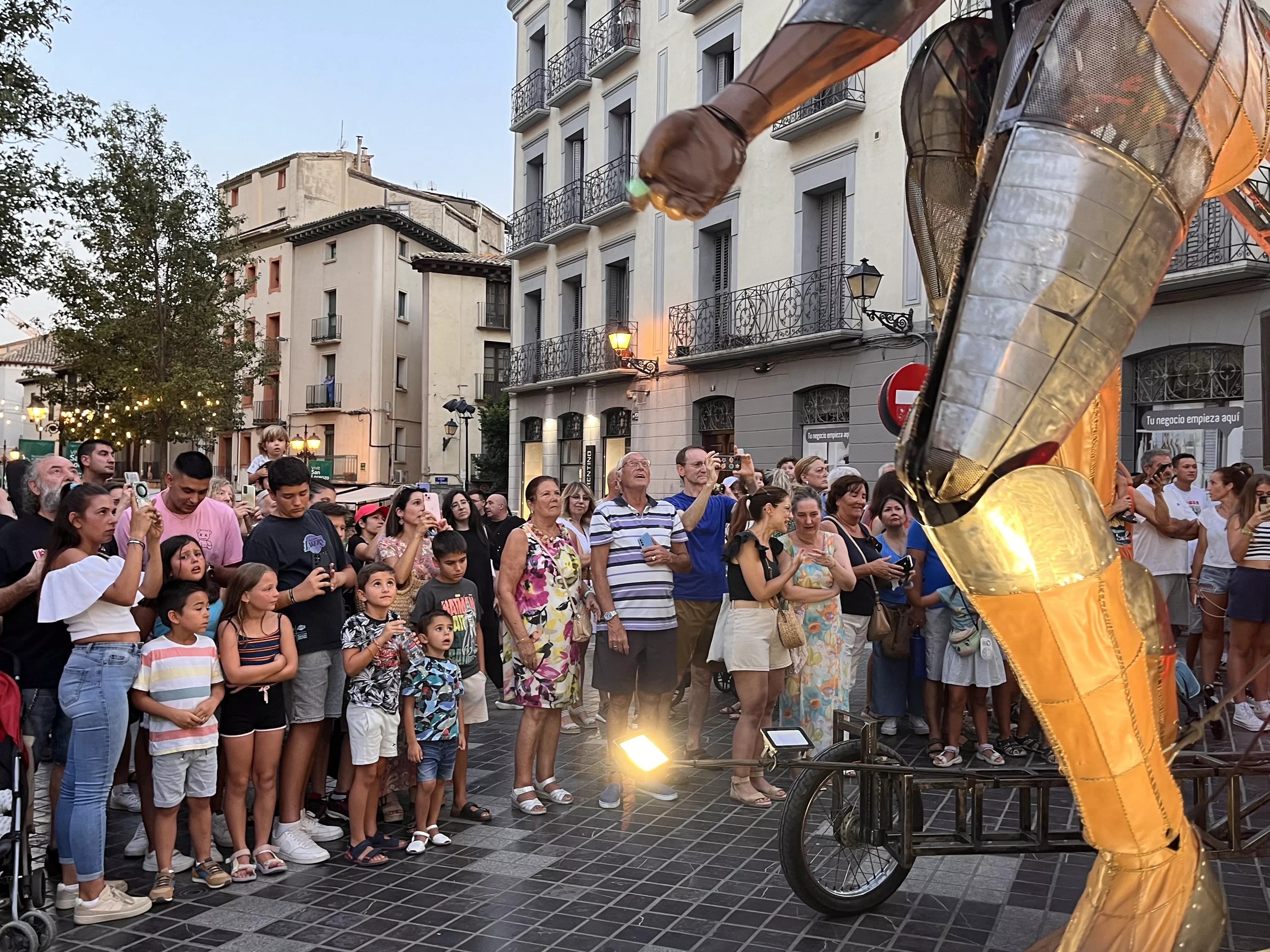 Recorrido del gigante Aquiles por las calles de Huesca con La FAM Teatre. Foto Mercedes Manterola