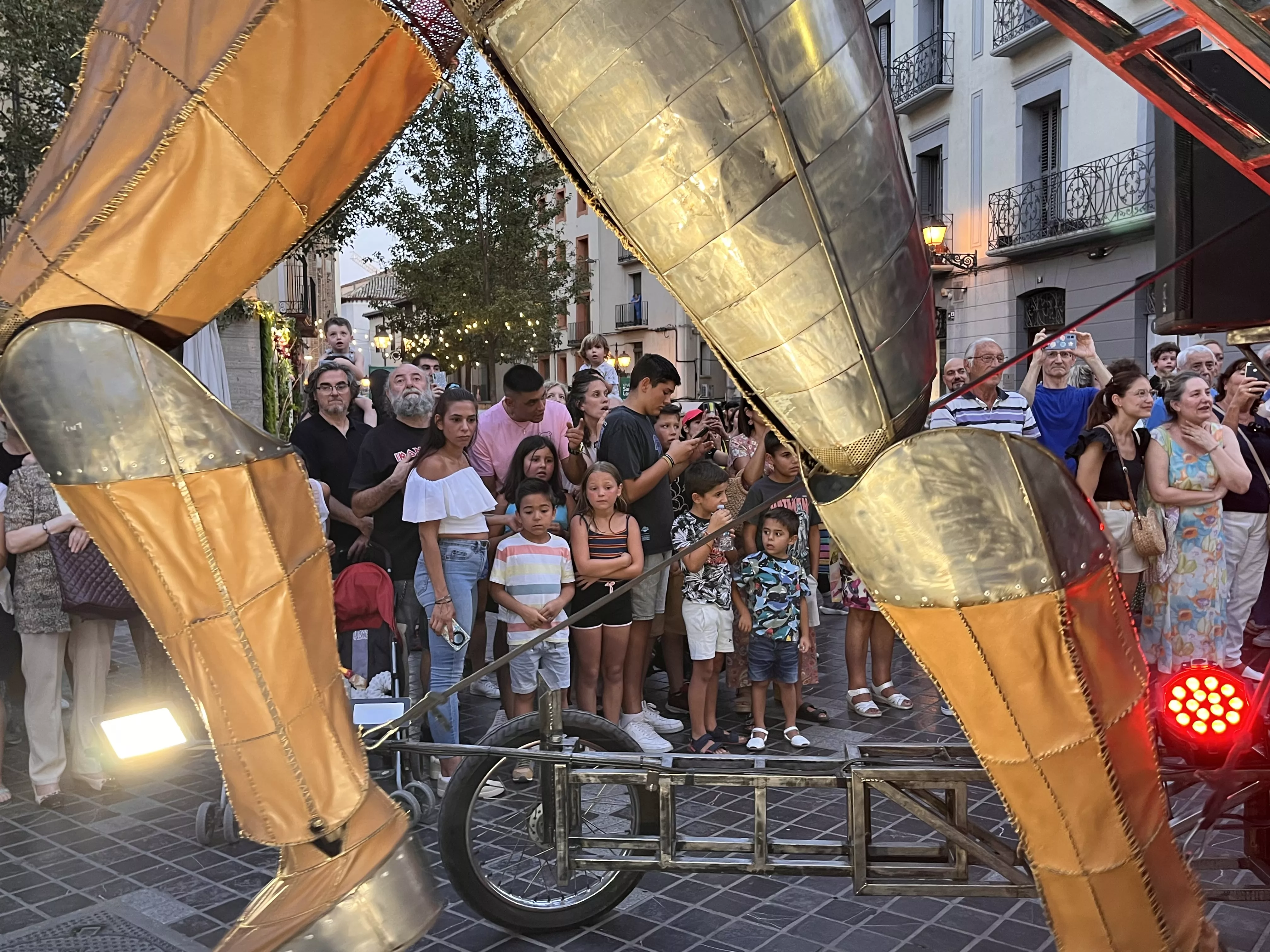 Recorrido del gigante Aquiles por las calles de Huesca con La FAM Teatre. Foto Mercedes Manterola