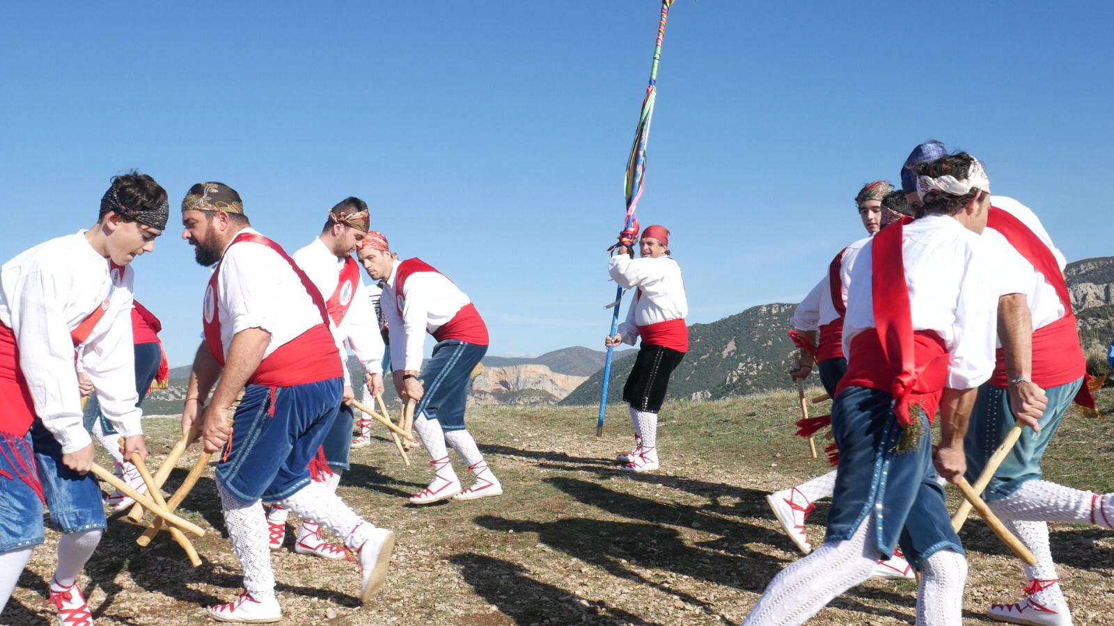 Los Danzantes de Apiés en el Salto de Roldán. FOTO MARCOS SERRATE