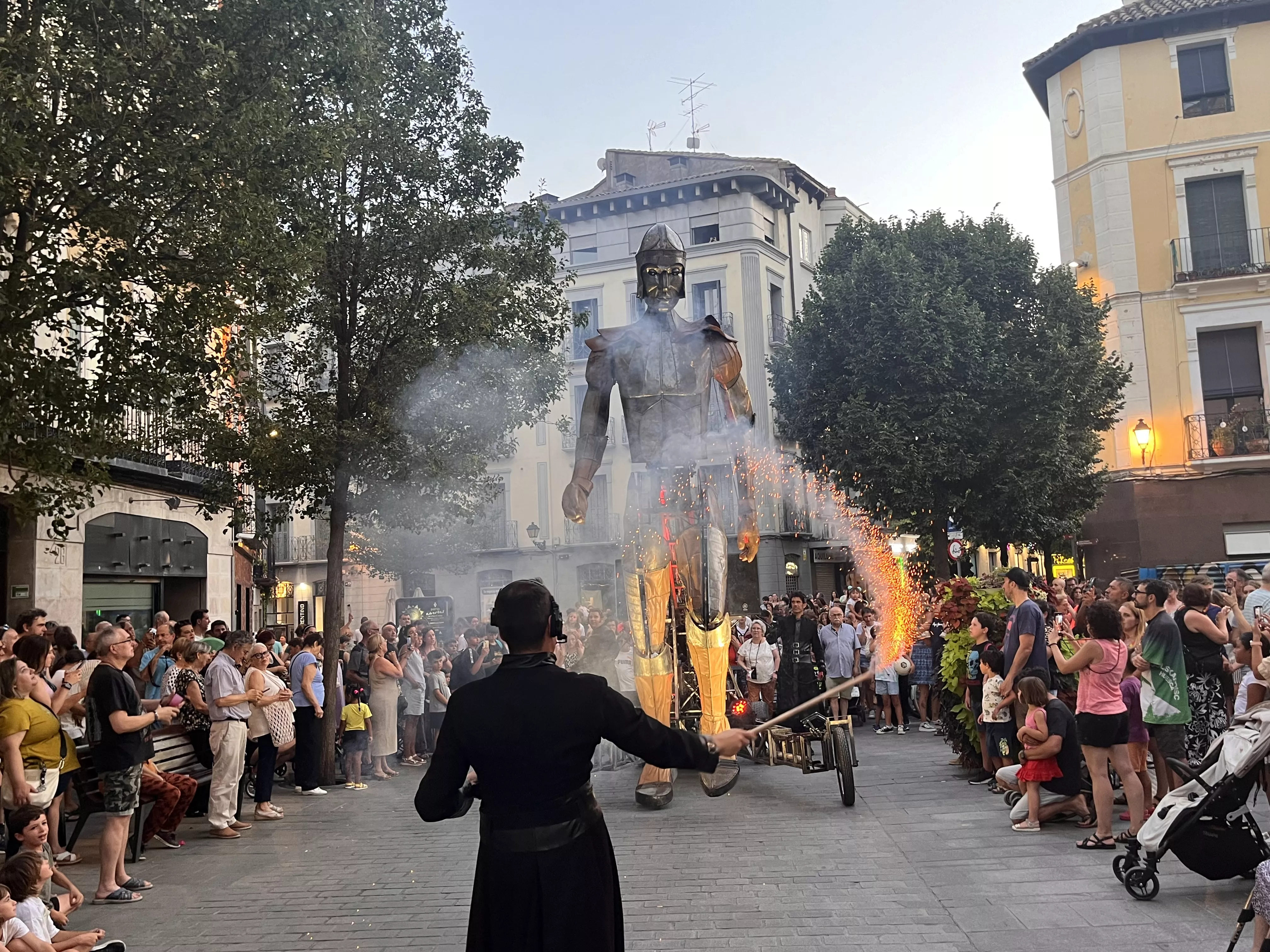 Recorrido del gigante Aquiles por las calles de Huesca con La FAM Teatre. Foto Mercedes Manterola