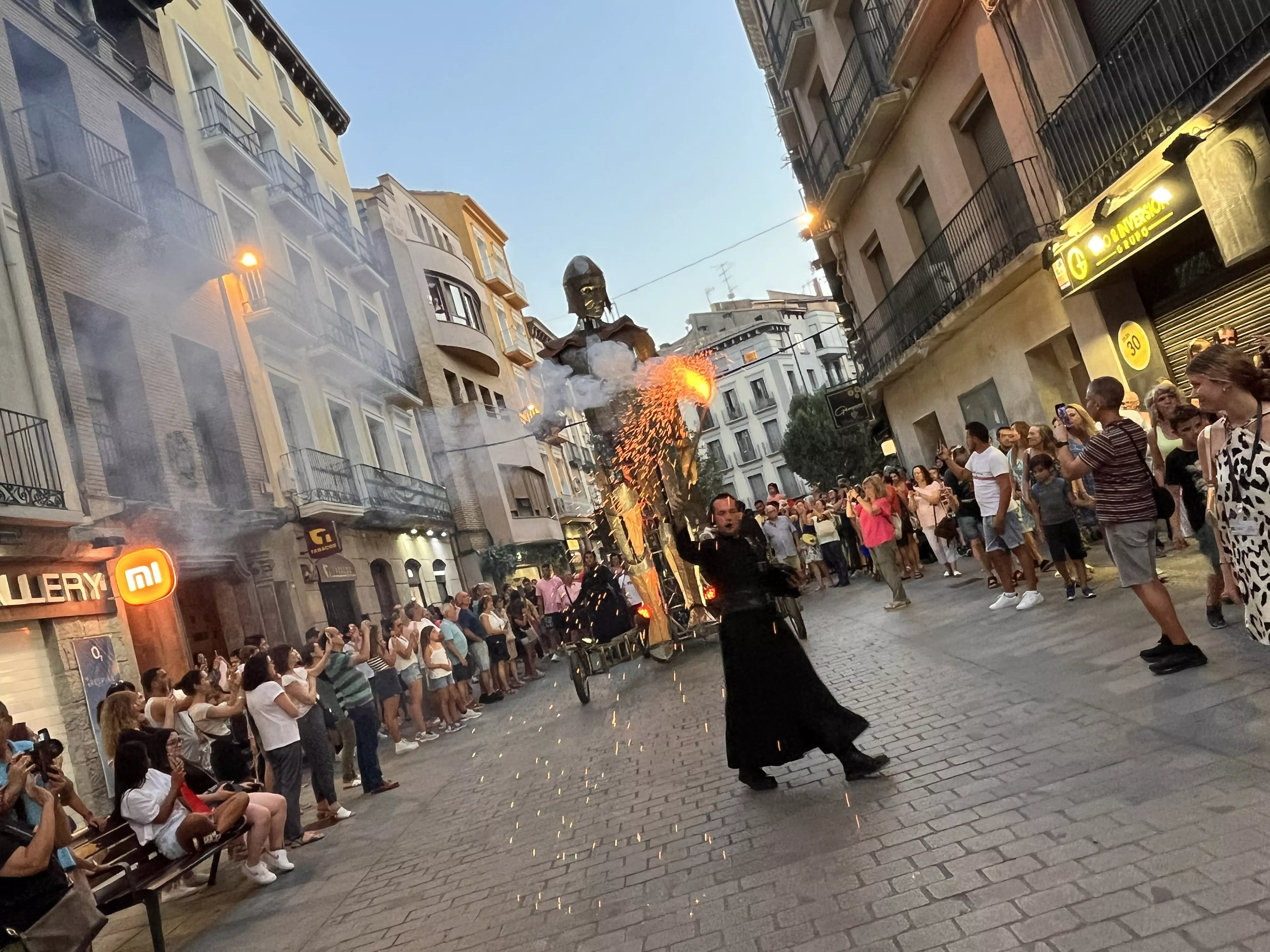 Recorrido del gigante Aquiles por las calles de Huesca con La FAM Teatre. Foto Mercedes Manterola
