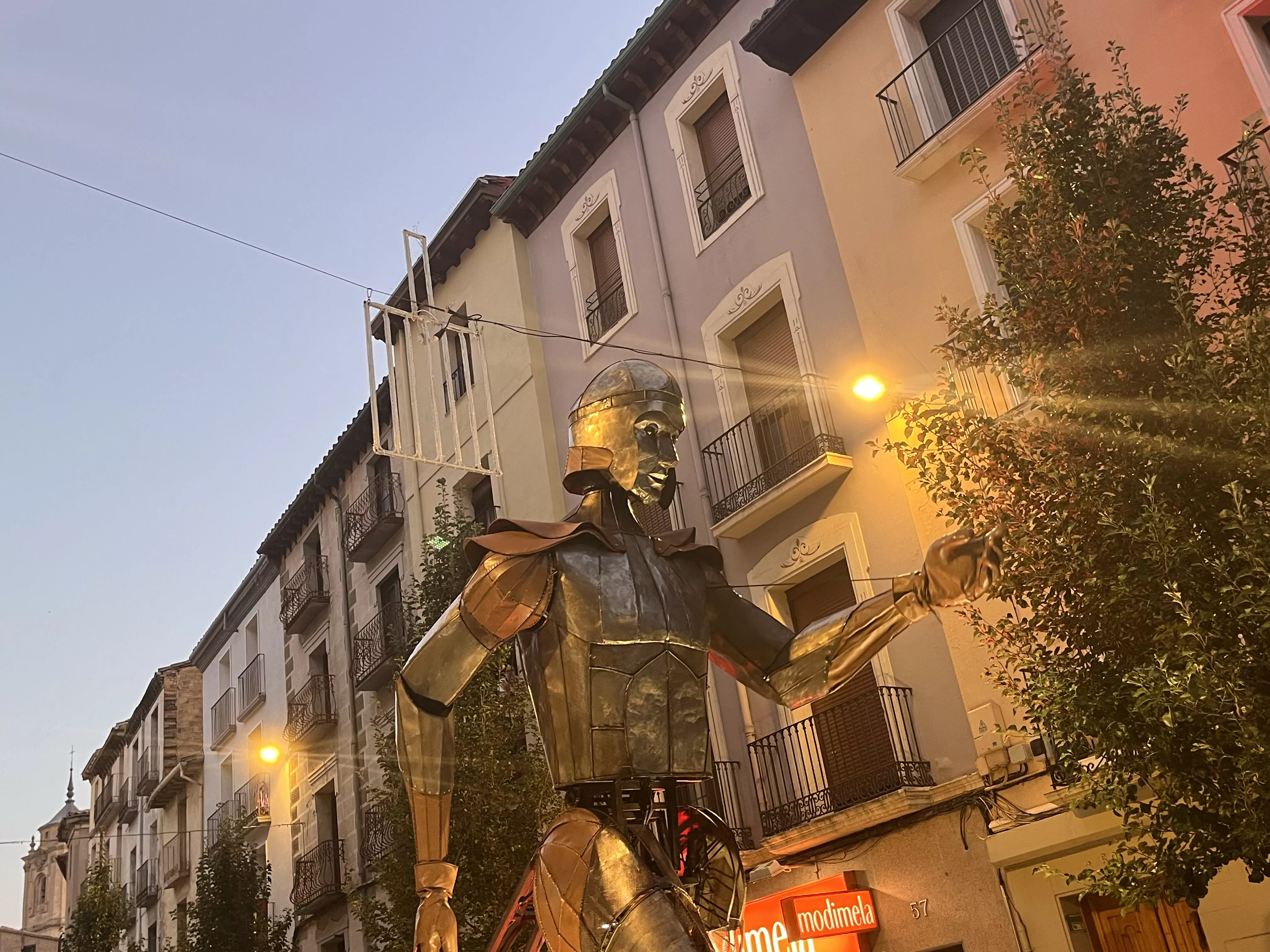 Recorrido del gigante Aquiles por las calles de Huesca con La FAM Teatre. Foto Mercedes Manterola