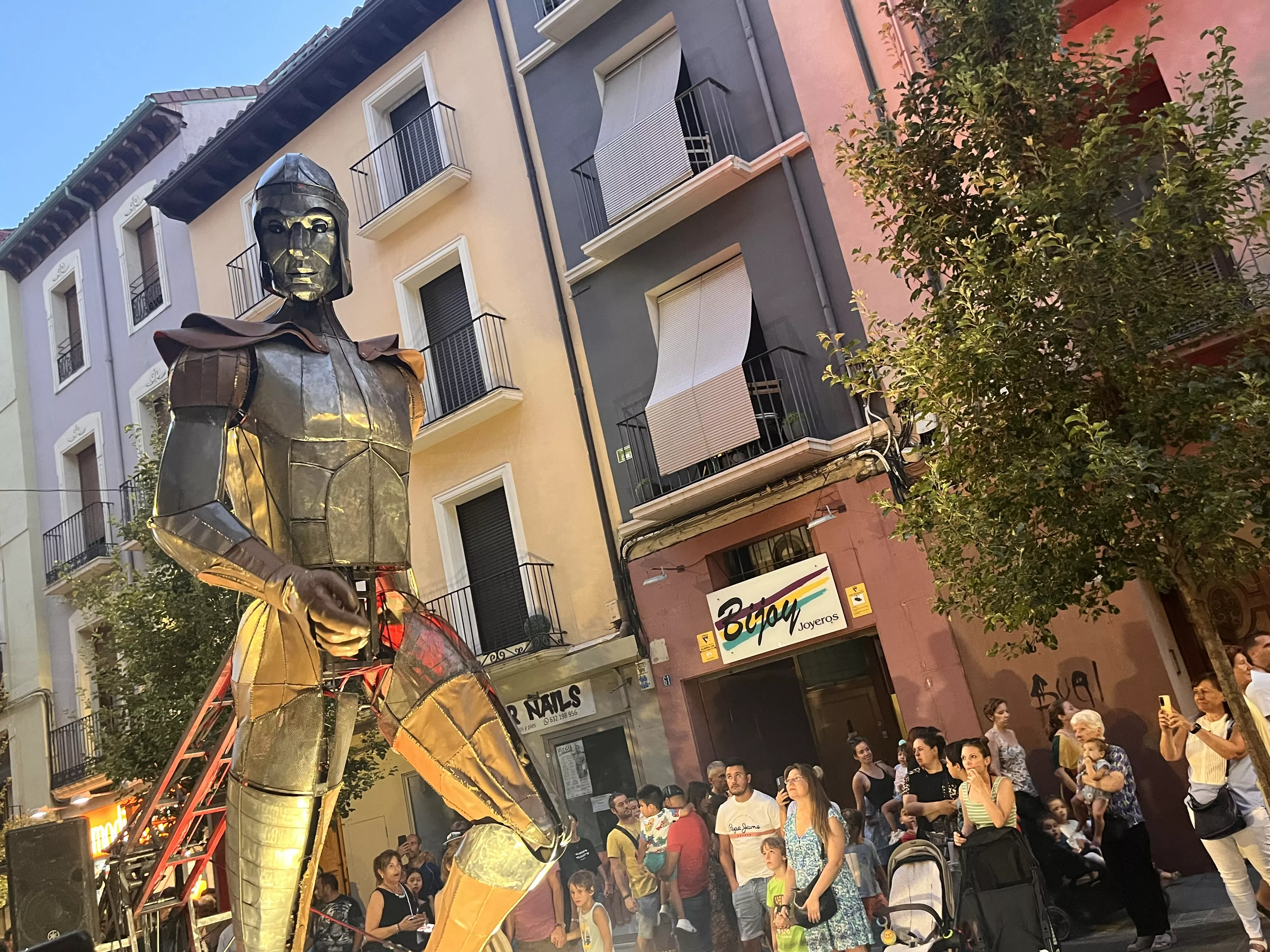 Recorrido del gigante Aquiles por las calles de Huesca con La FAM Teatre. Foto Mercedes Manterola