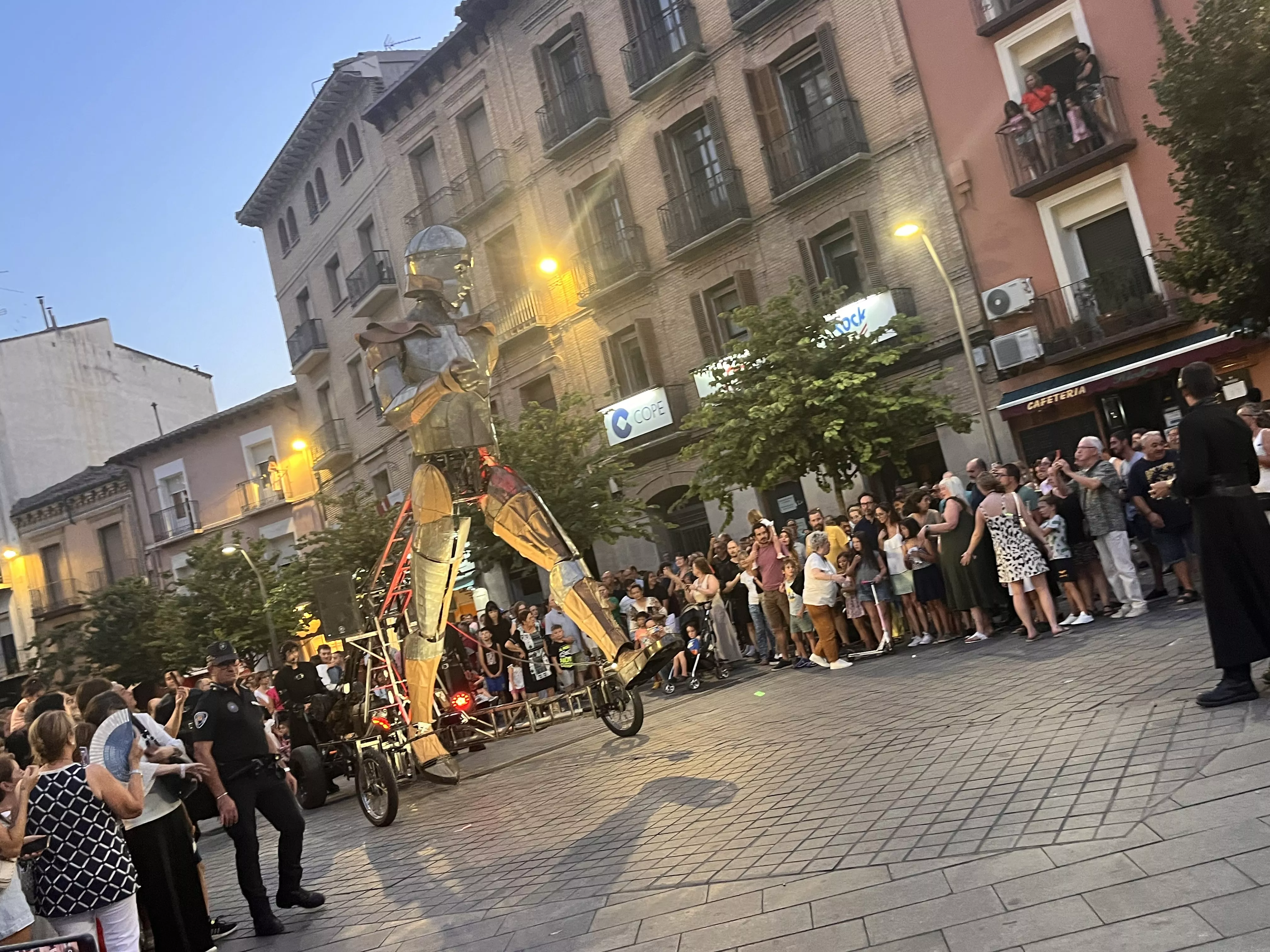 Recorrido del gigante Aquiles por las calles de Huesca con La FAM Teatre. Foto Mercedes Manterola