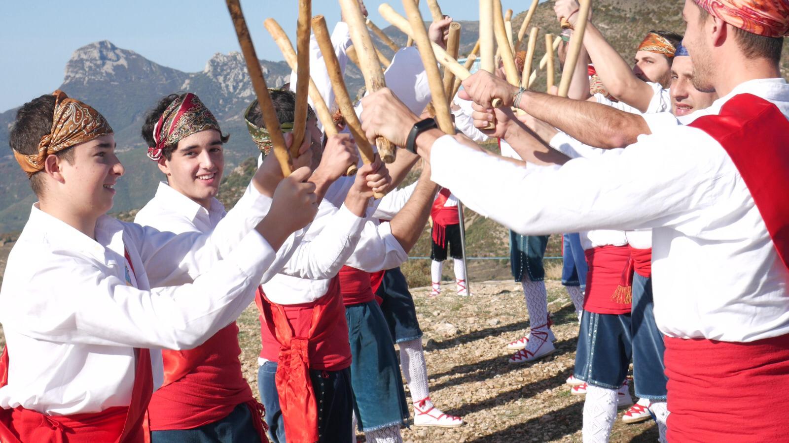 Los Danzantes de Apiés en el Salto de Roldán. FOTO MARCOS SERRATE