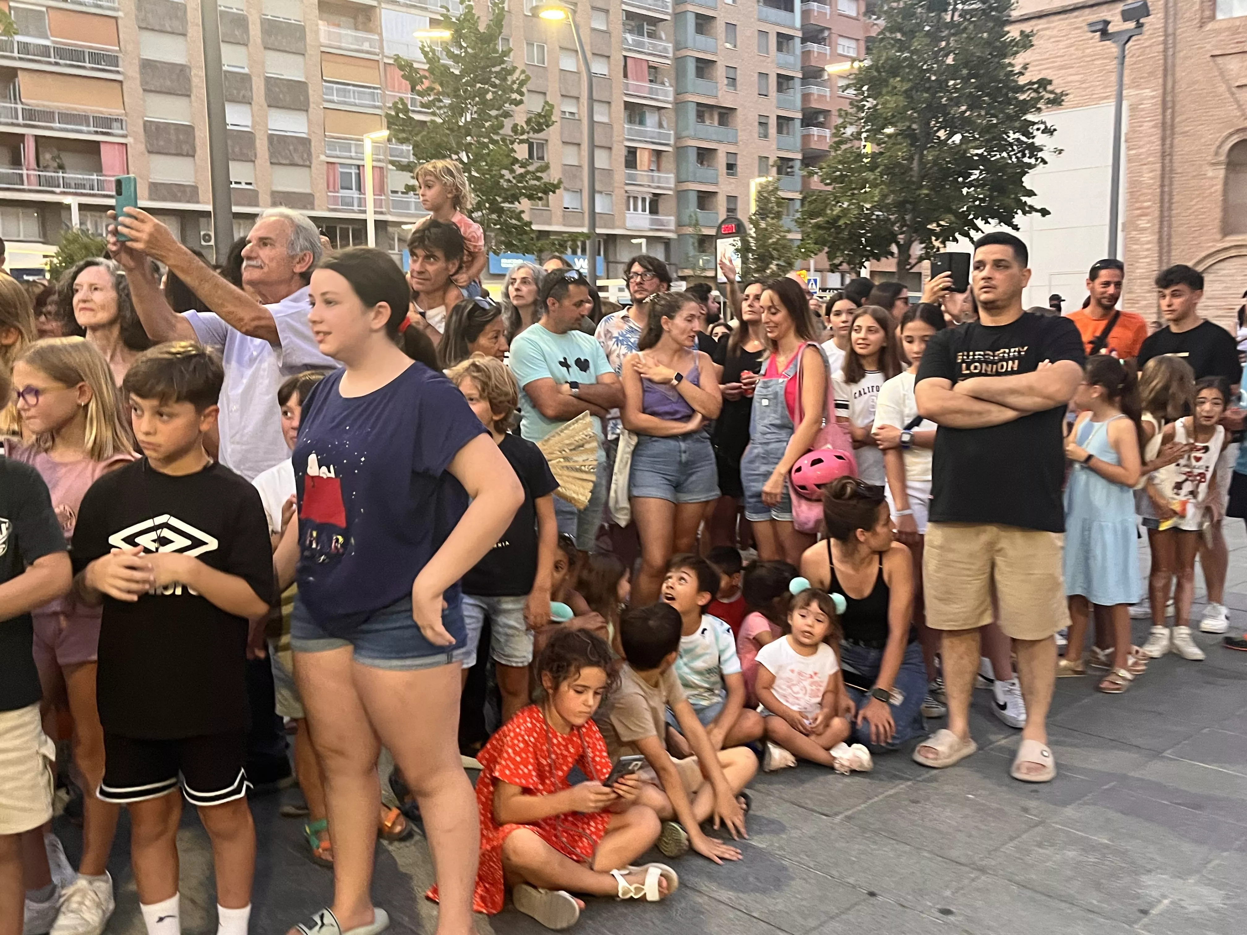 Recorrido del gigante Aquiles por las calles de Huesca con La FAM Teatre. Foto Mercedes Manterola