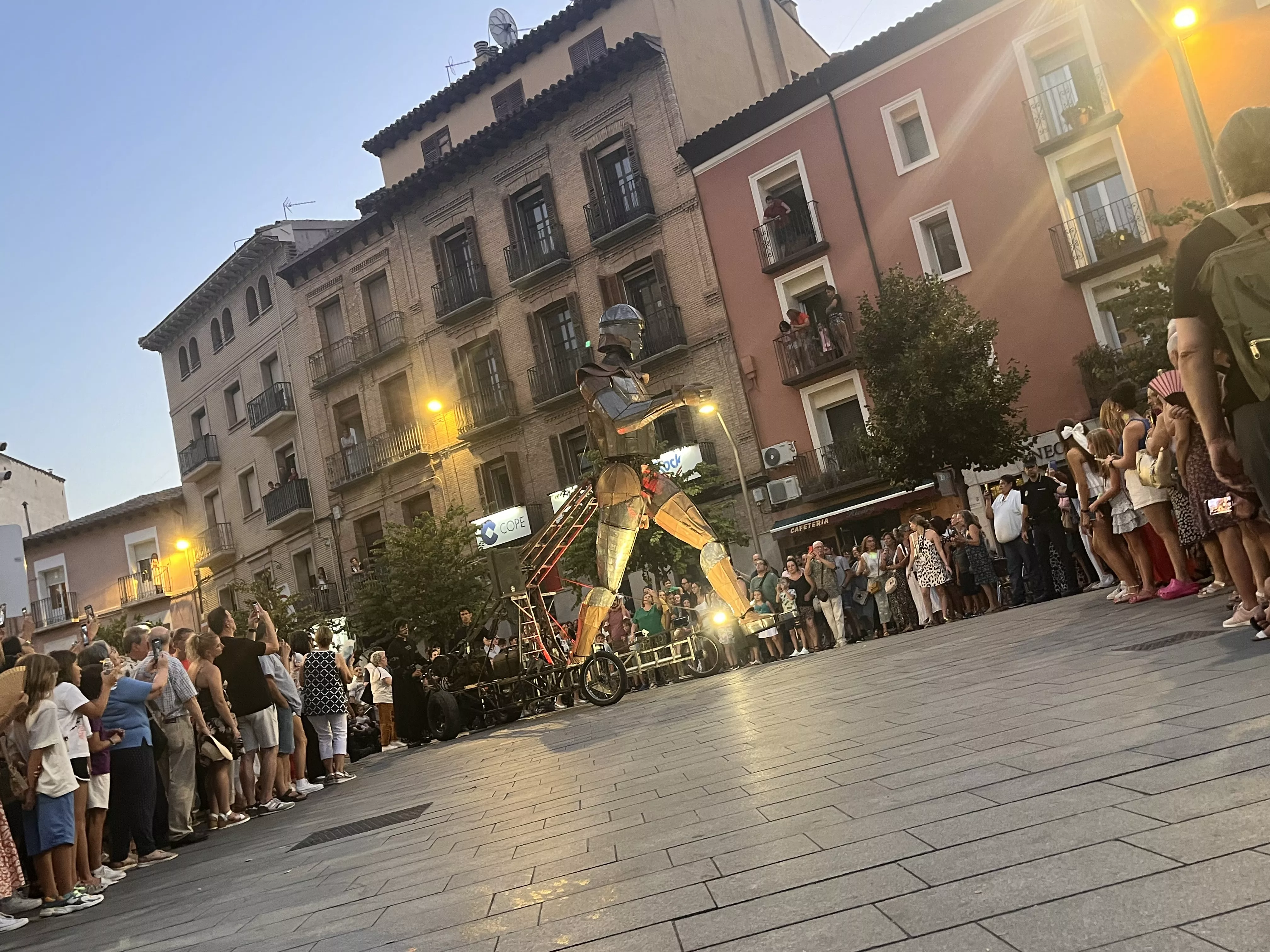 Recorrido del gigante Aquiles por las calles de Huesca con La FAM Teatre. Foto Mercedes Manterola
