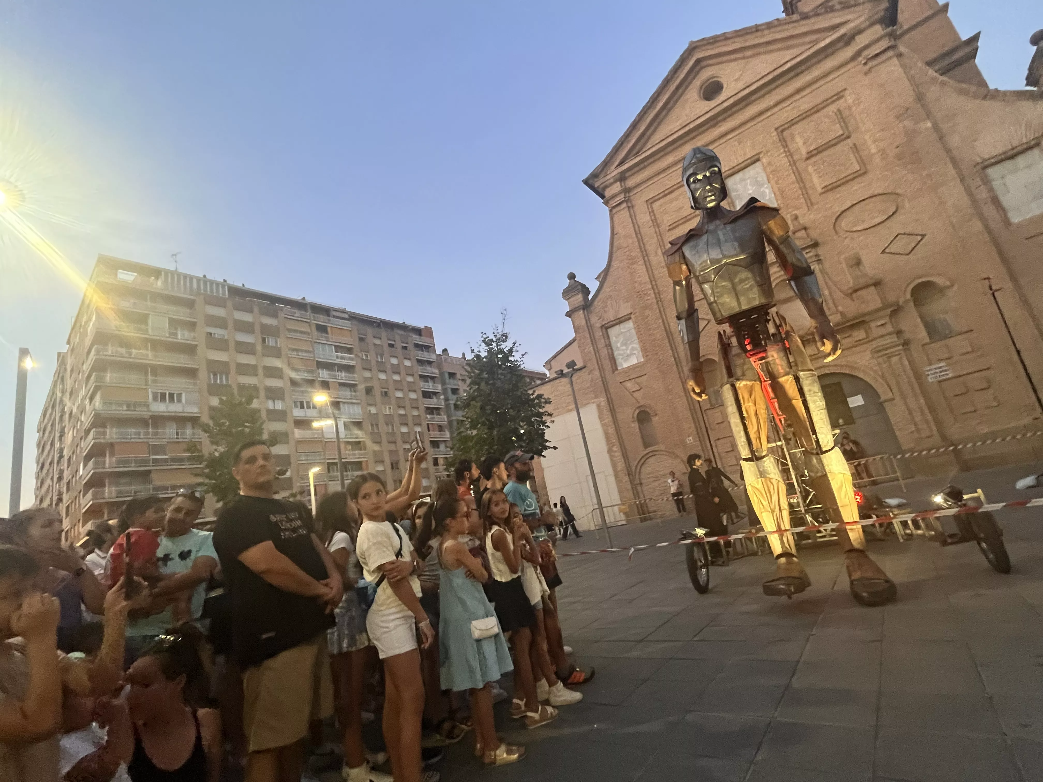 Recorrido del gigante Aquiles por las calles de Huesca con La FAM Teatre. Foto Mercedes Manterola