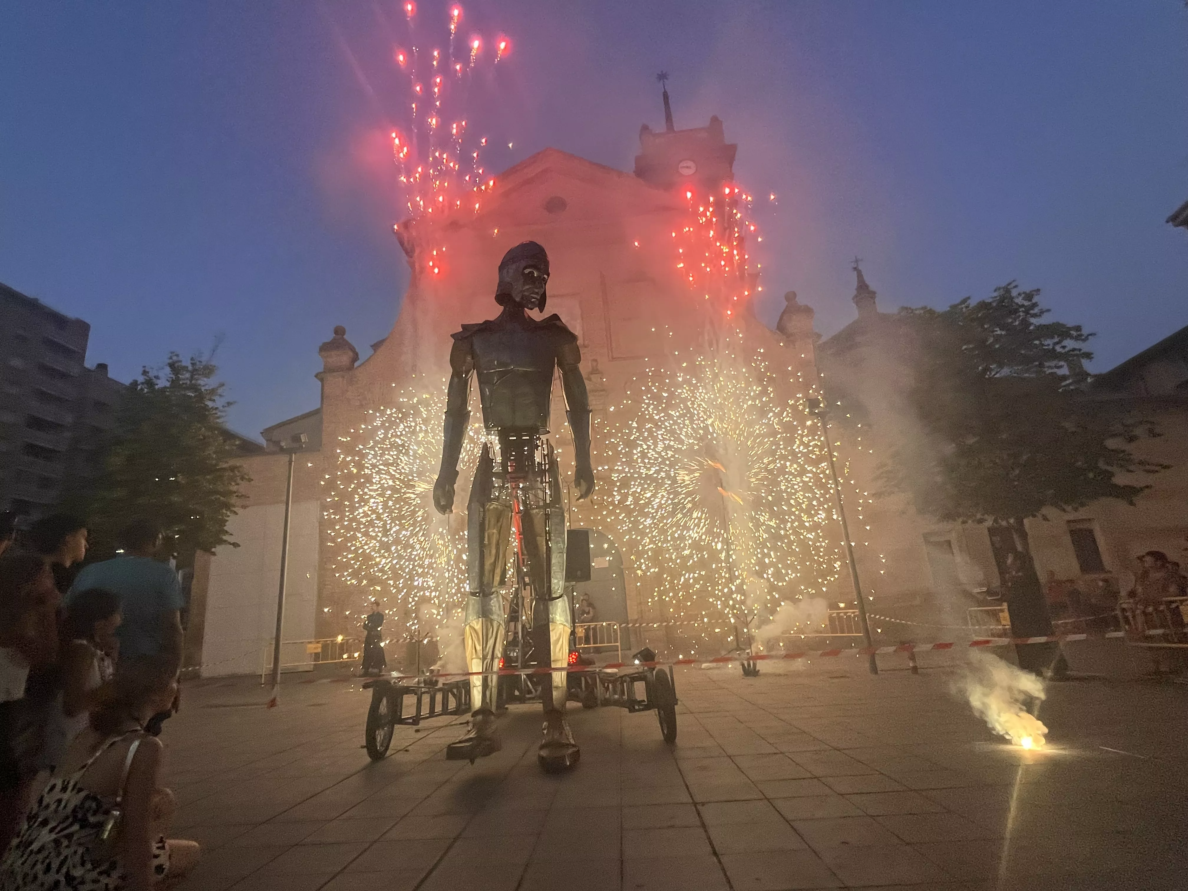 Recorrido del gigante Aquiles por las calles de Huesca con La FAM Teatre. Foto Mercedes Manterola