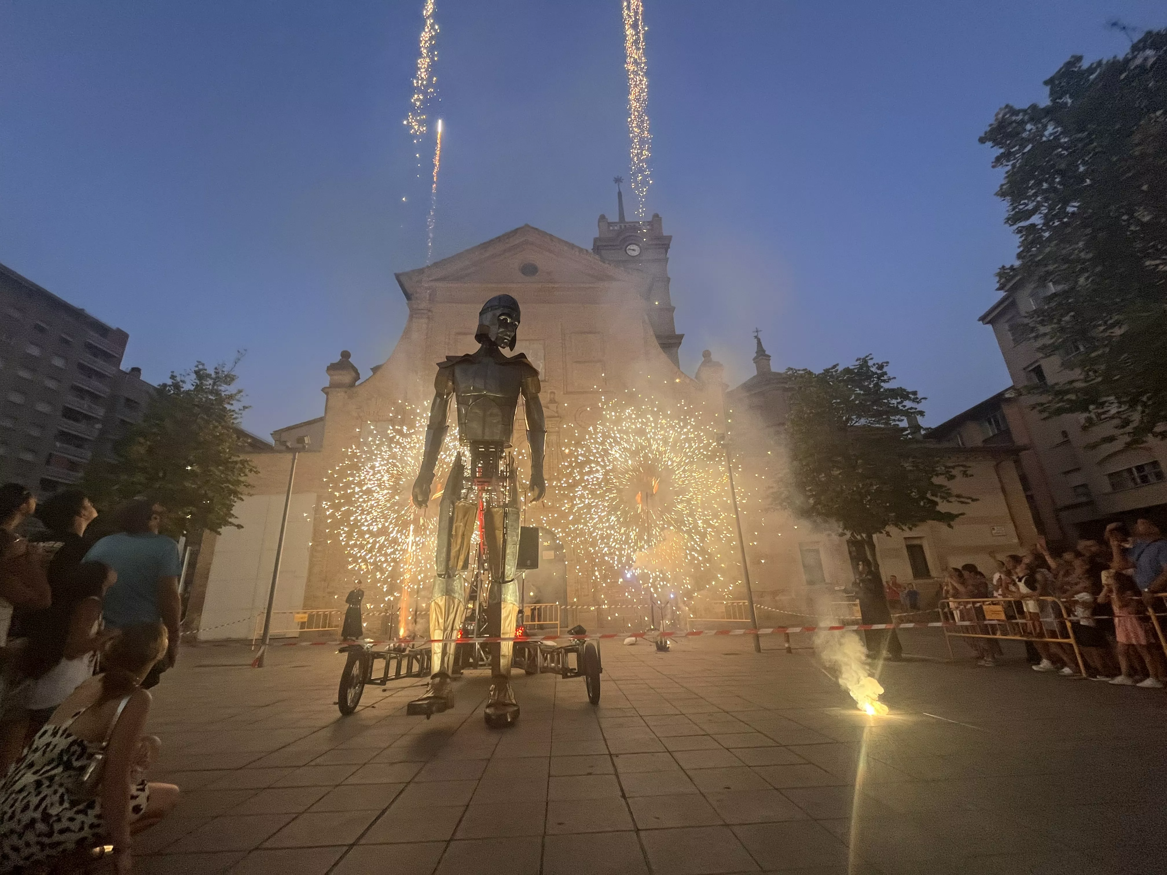 Recorrido del gigante Aquiles por las calles de Huesca con La FAM Teatre. Foto Mercedes Manterola