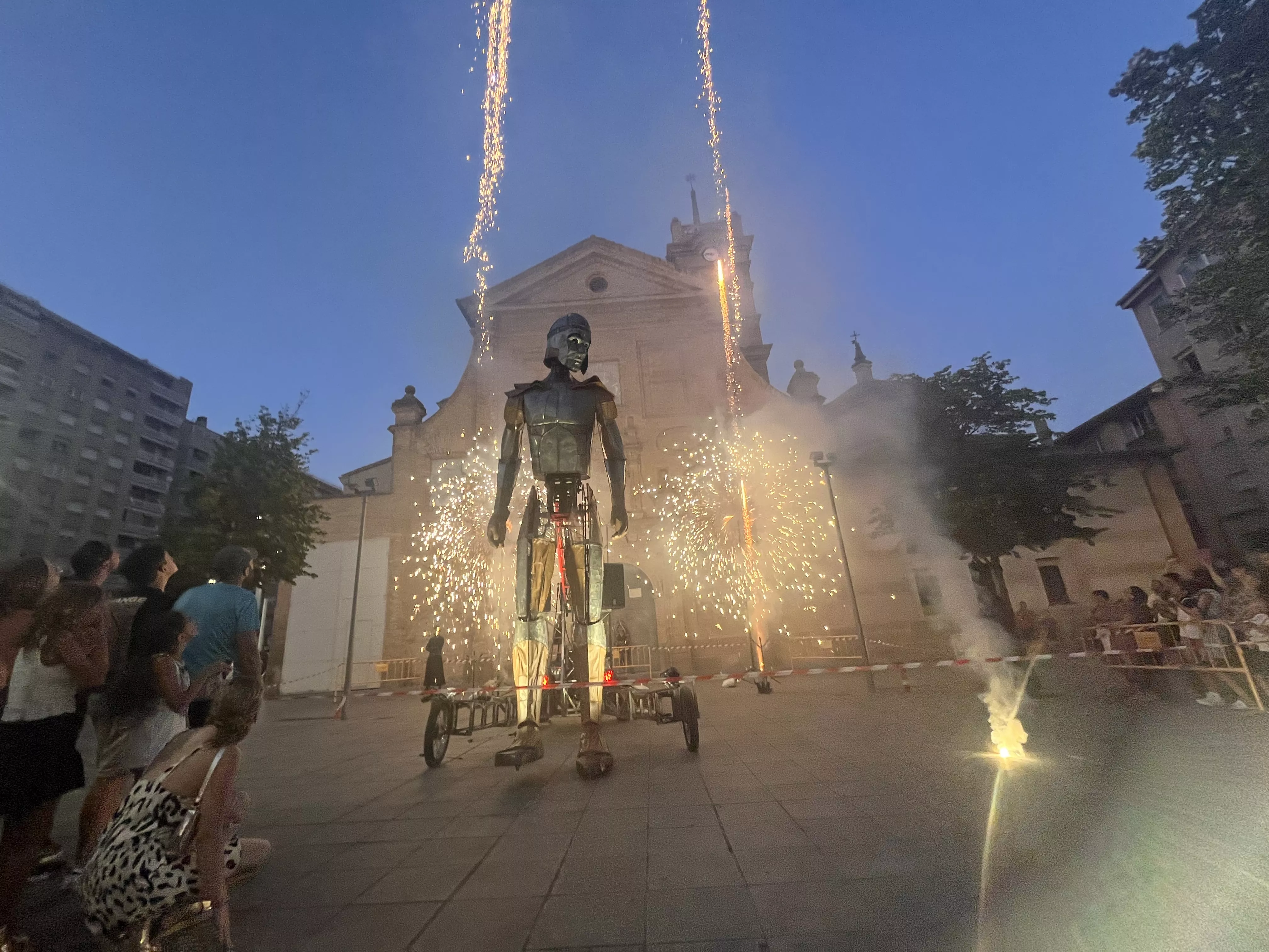 Recorrido del gigante Aquiles por las calles de Huesca con La FAM Teatre. Foto Mercedes Manterola
