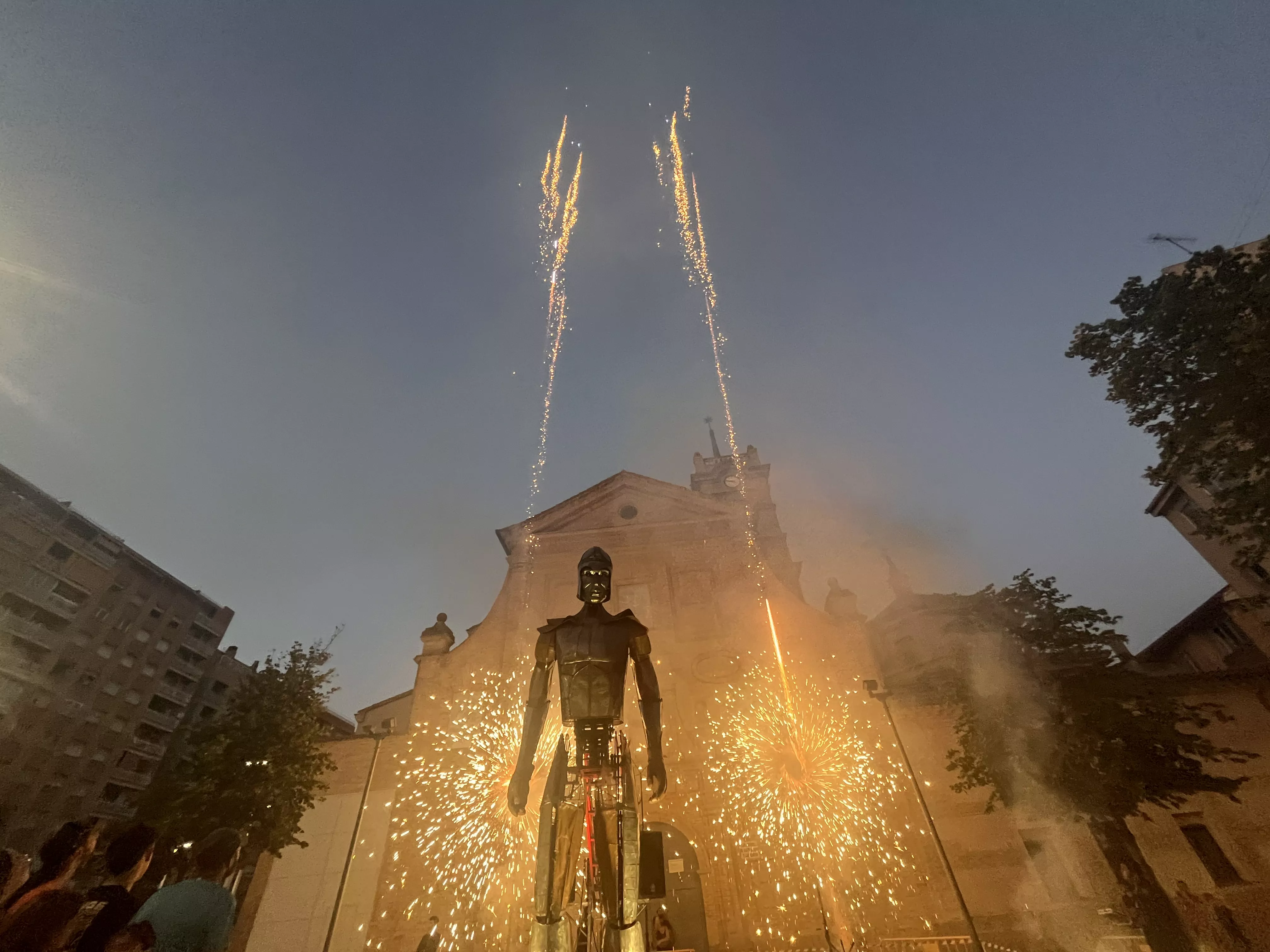 Recorrido del gigante Aquiles por las calles de Huesca con La FAM Teatre. Foto Mercedes Manterola