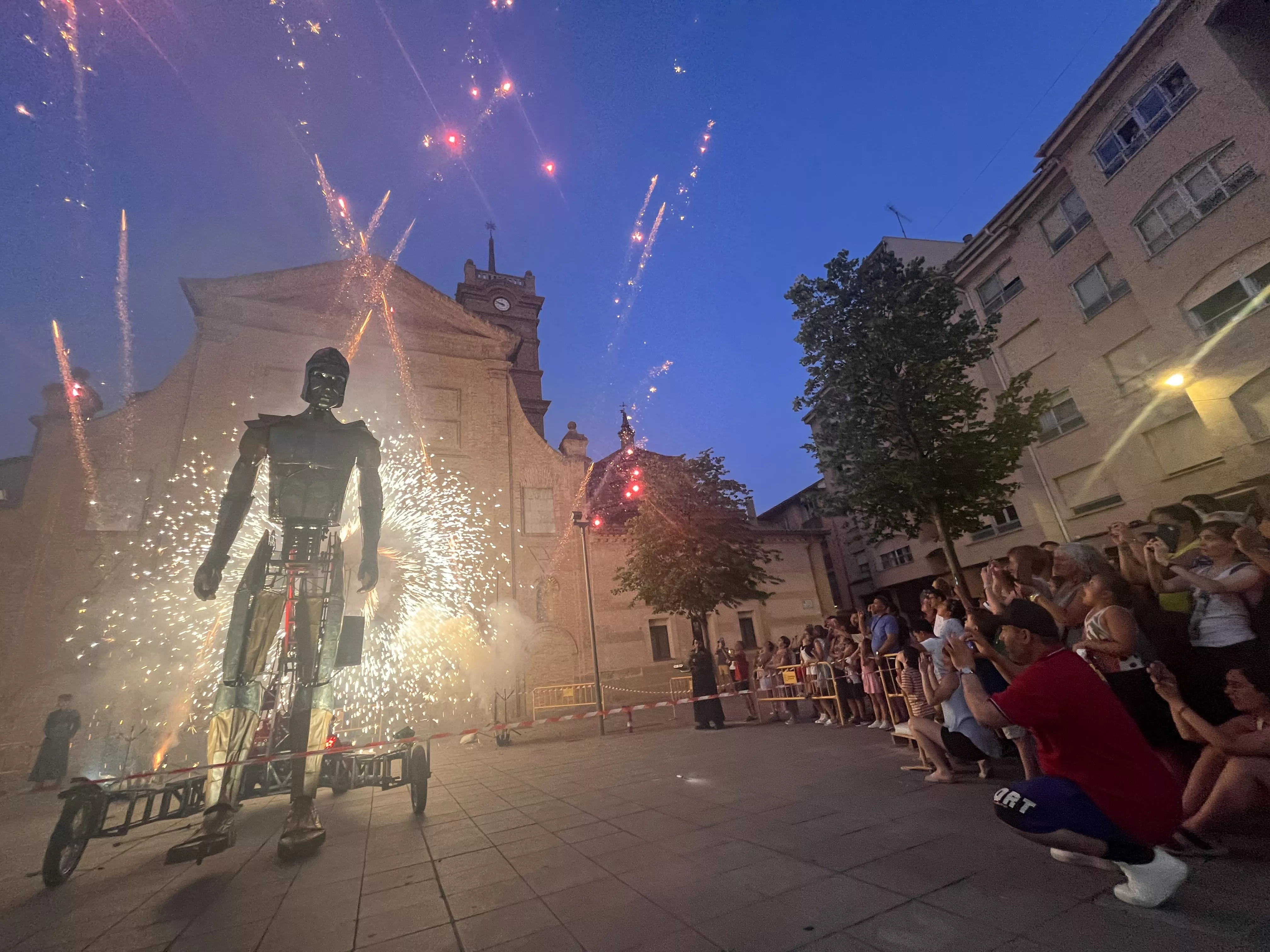 Recorrido del gigante Aquiles por las calles de Huesca con La FAM Teatre. Foto Mercedes Manterola