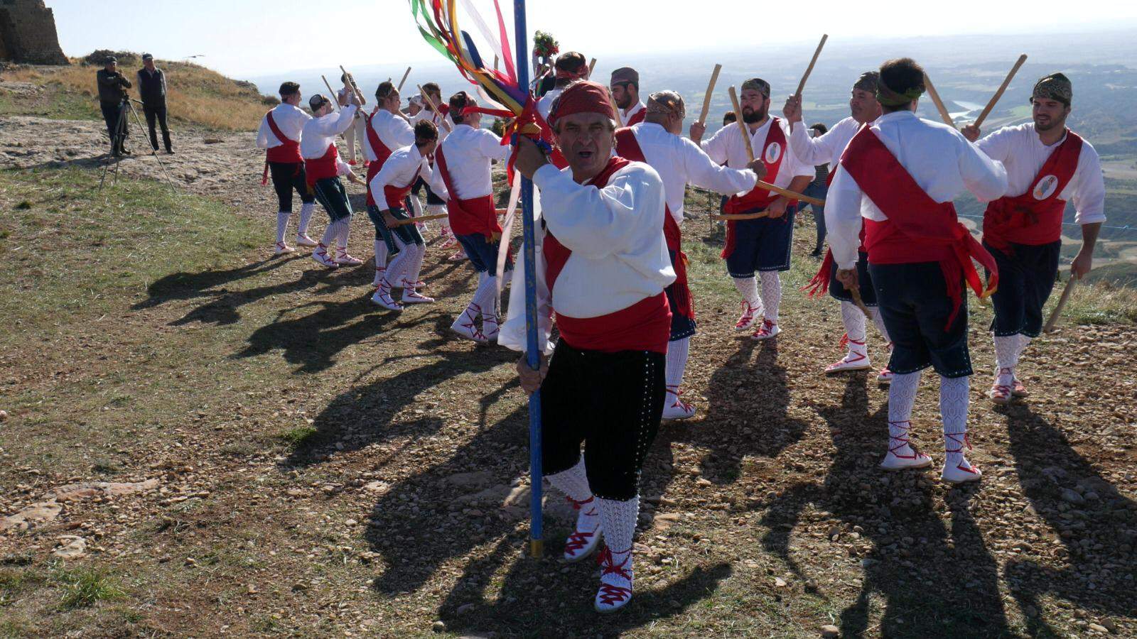 Los Danzantes de Apiés en el Salto de Roldán. FOTO MARCOS SERRATE