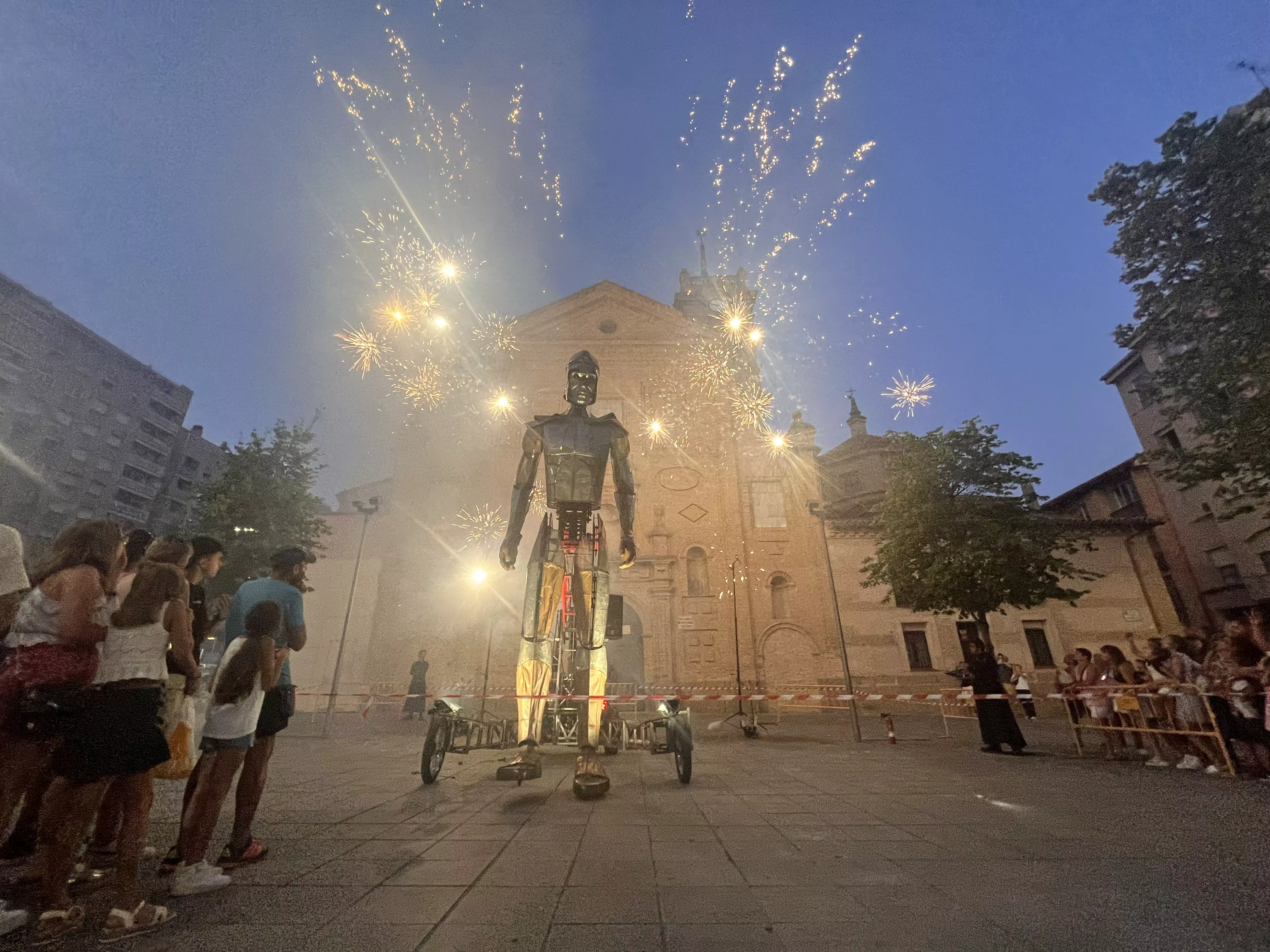 Recorrido del gigante Aquiles por las calles de Huesca con La FAM Teatre. Foto Mercedes Manterola