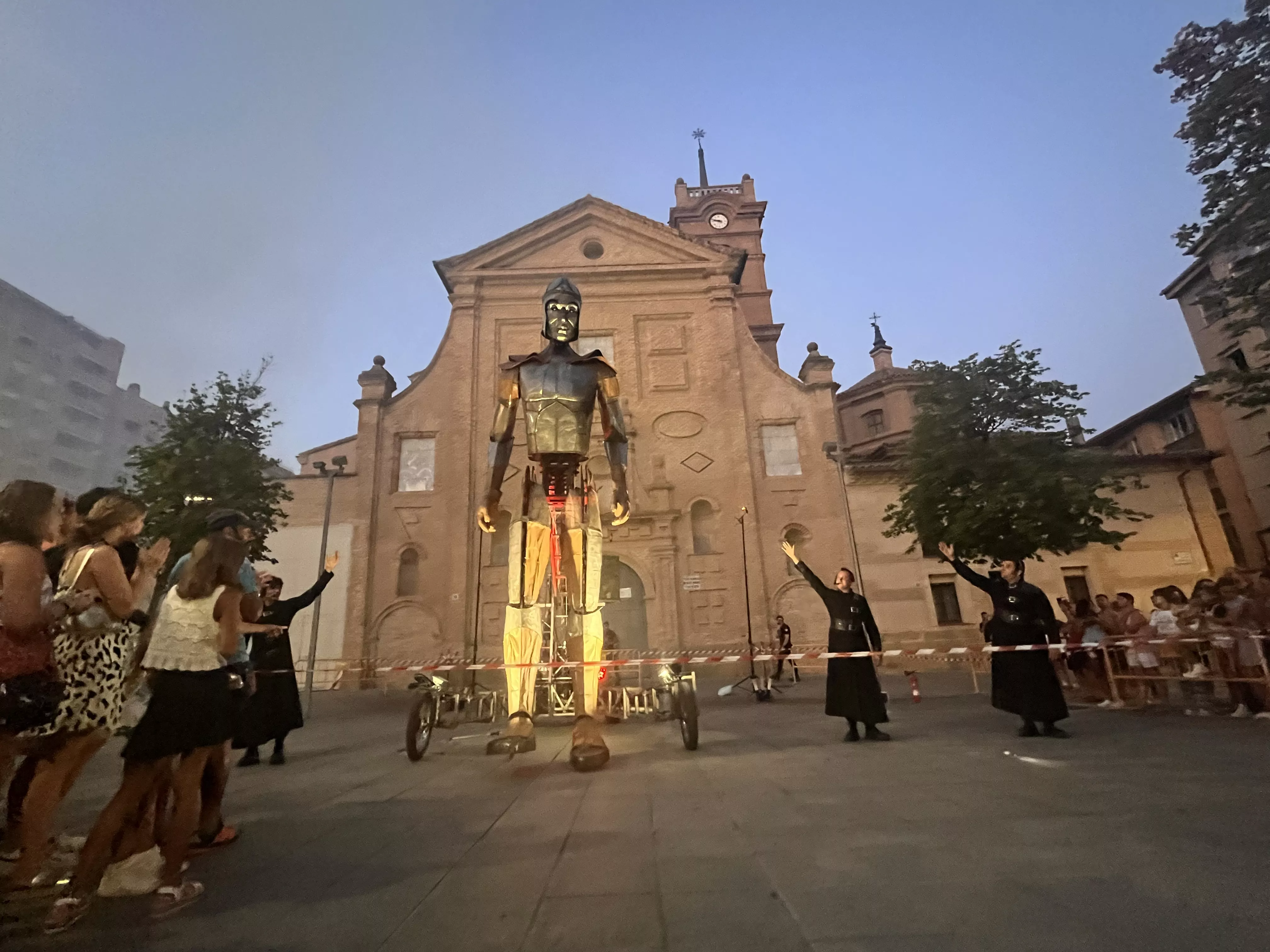 Recorrido del gigante Aquiles por las calles de Huesca con La FAM Teatre. Foto Mercedes Manterola