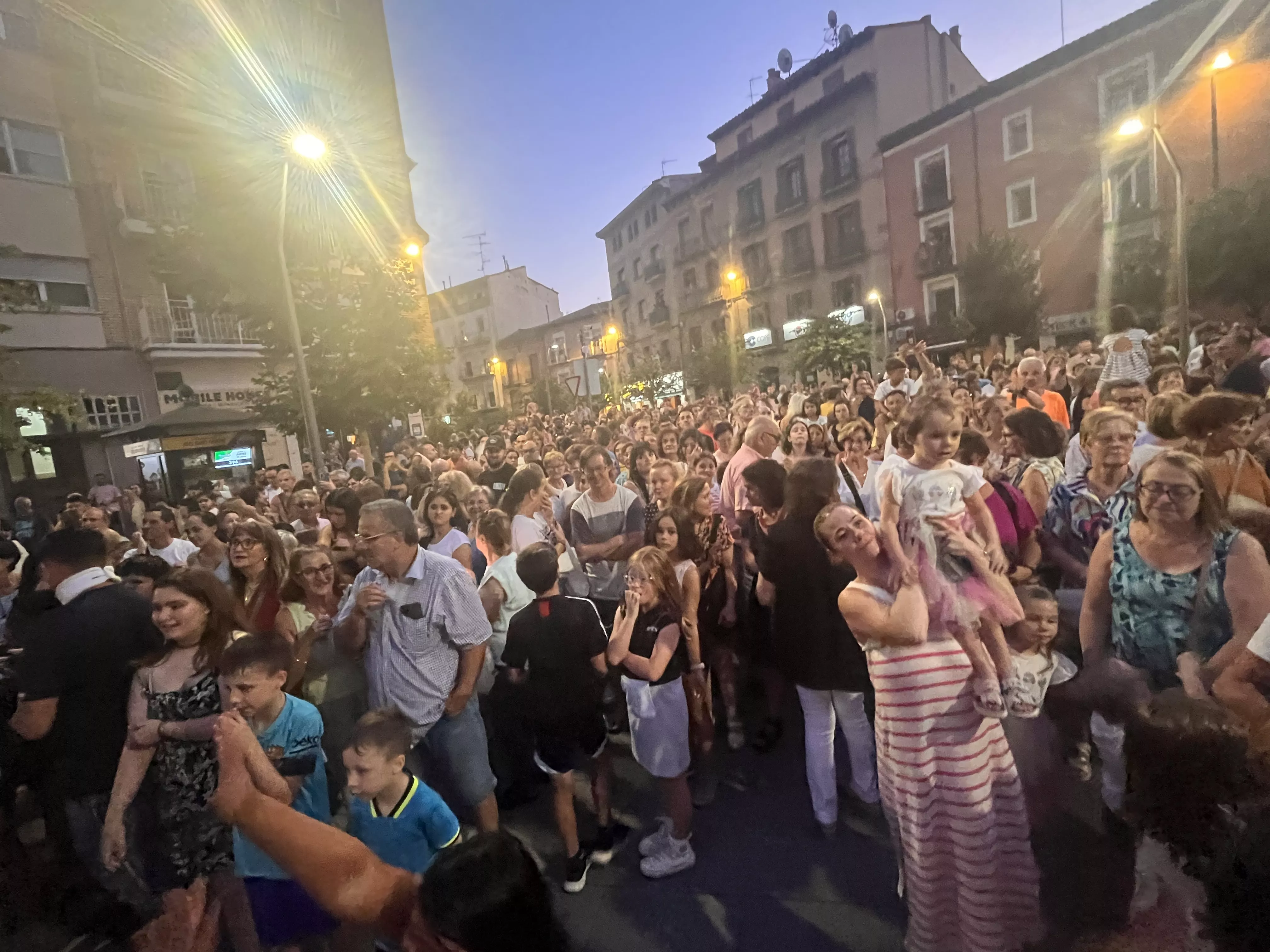Recorrido del gigante Aquiles por las calles de Huesca con La FAM Teatre. Foto Mercedes Manterola