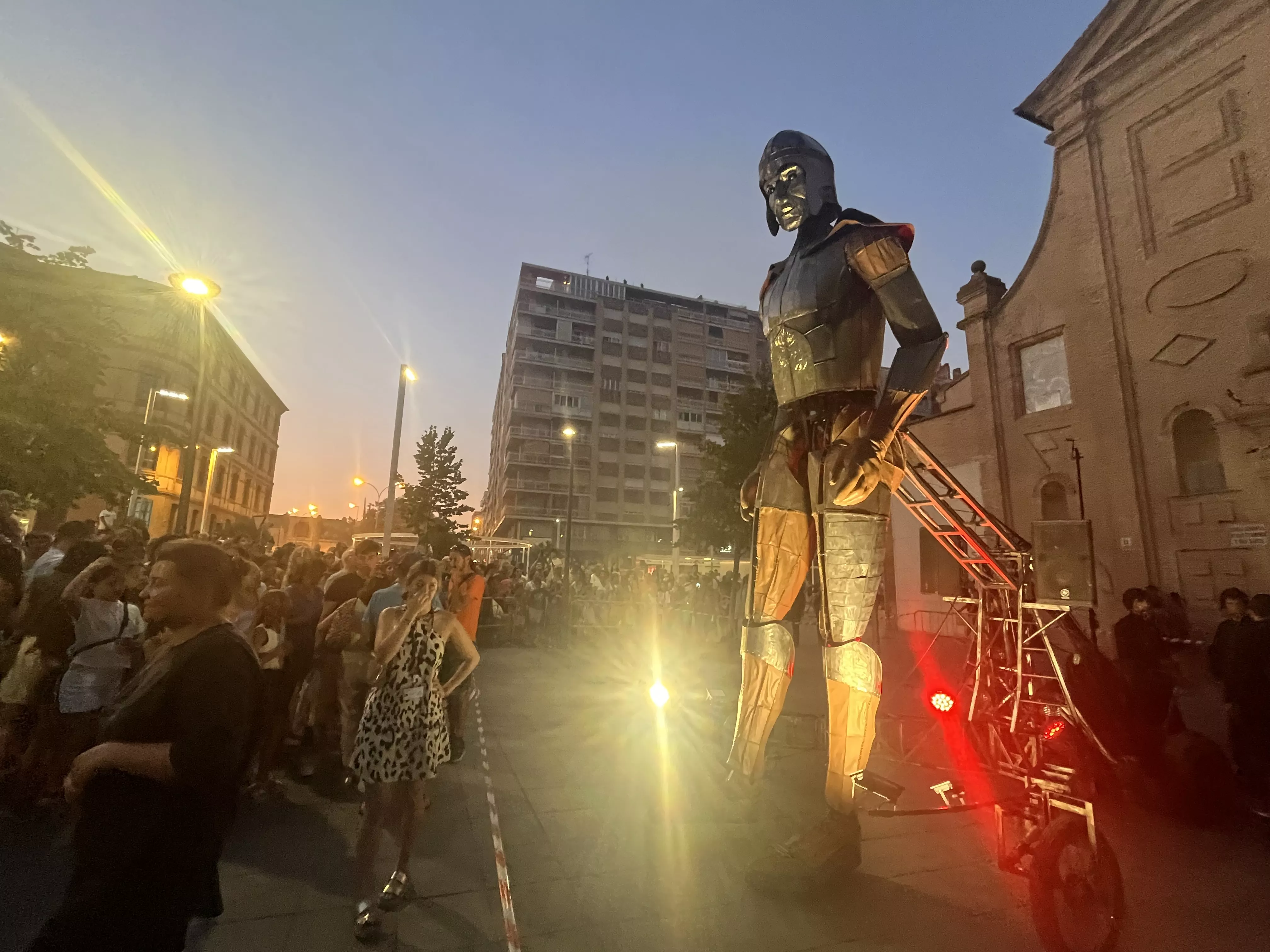 Recorrido del gigante Aquiles por las calles de Huesca con La FAM Teatre. Foto Mercedes Manterola
