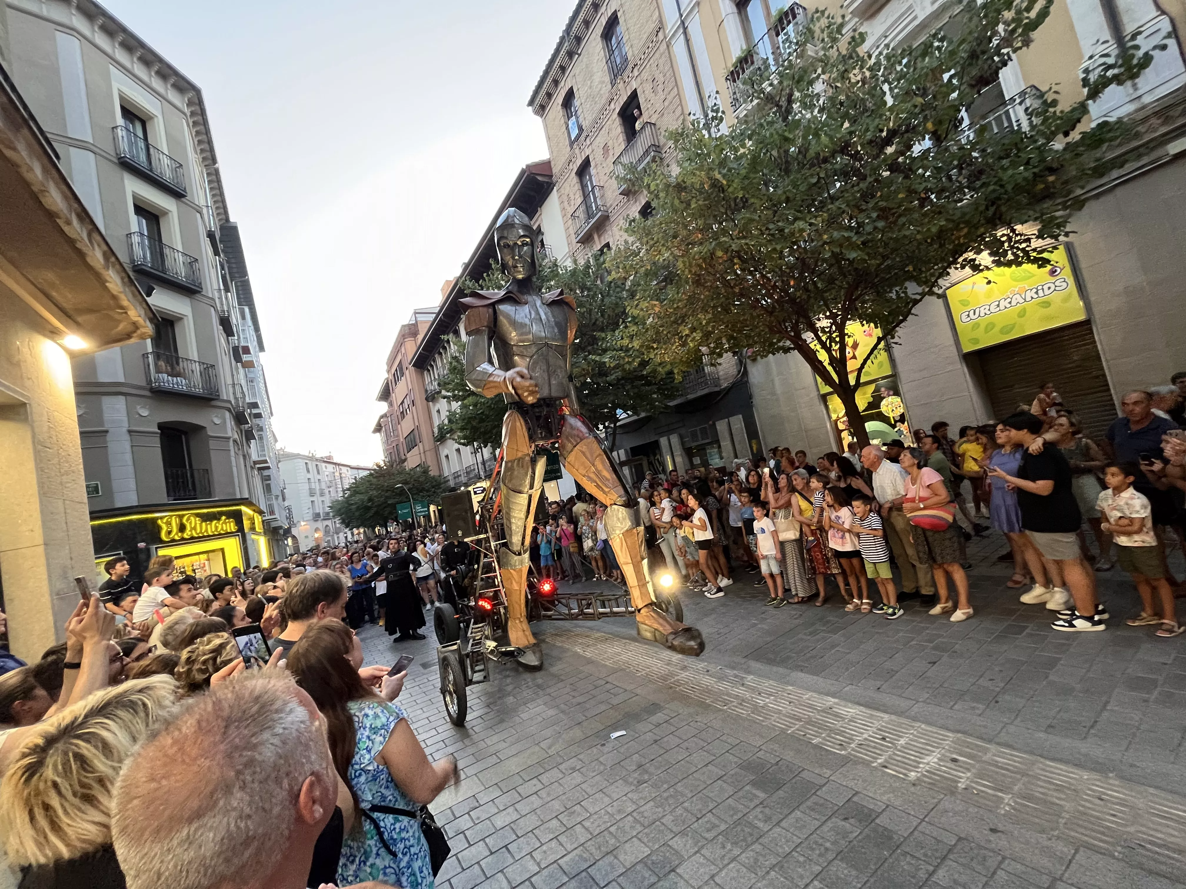 Miles de oscenses salen a la calle para asistir al desfile del gigante Aquiles. Miles de oscenses salen a la calle para asistir al desfile del gigante Aquiles.