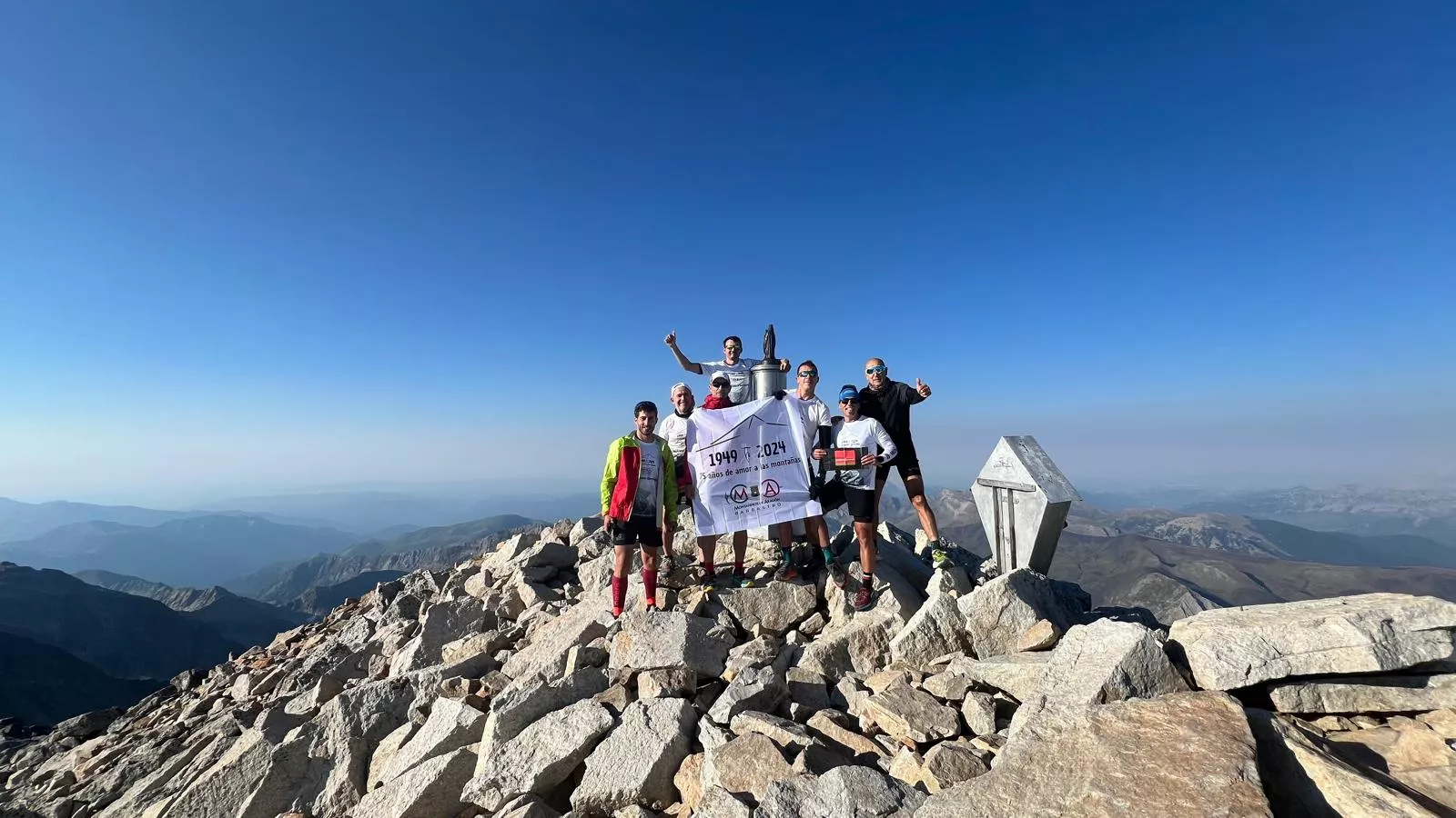 Los corredores, en la cima del Aneto.
