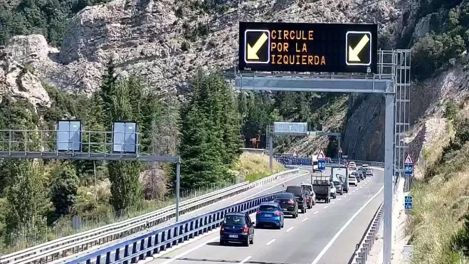 Uno de los carriles ha sido habilitado para el paso. Uno de los carriles ha sido habilitado para el paso.
