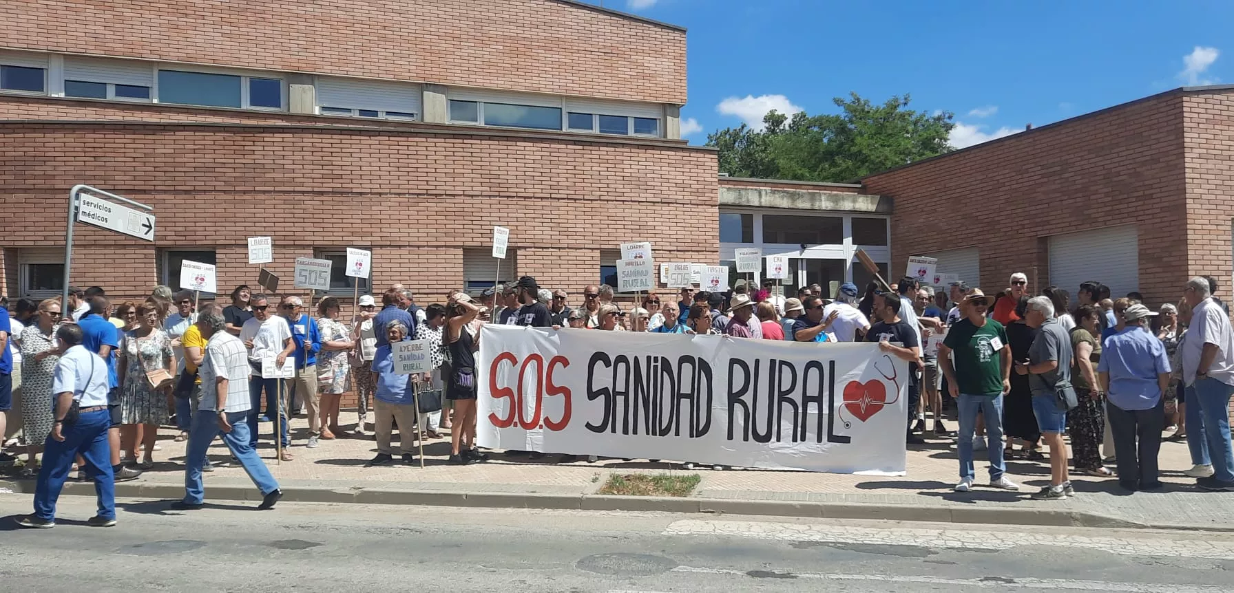 Concentración ante el centro de salud de Ayerbe.