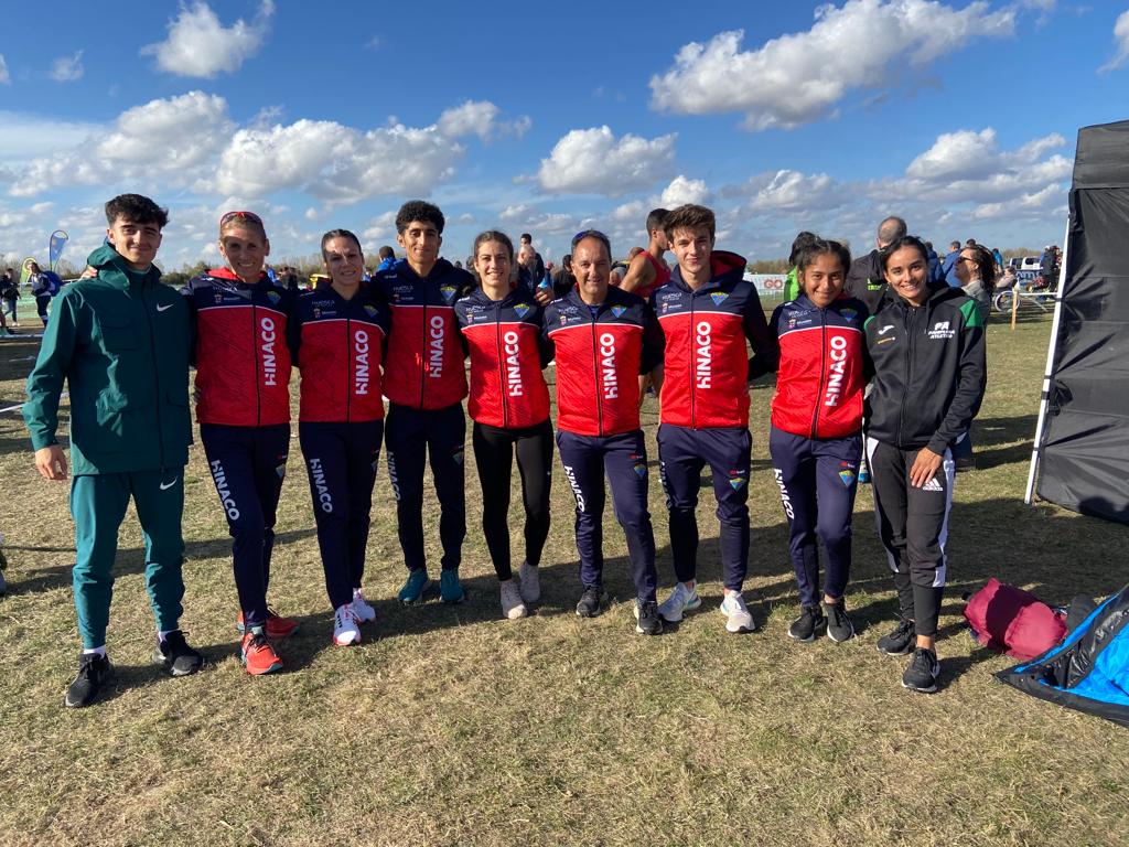 Grupo de atletas de Phondy en Atapuerca