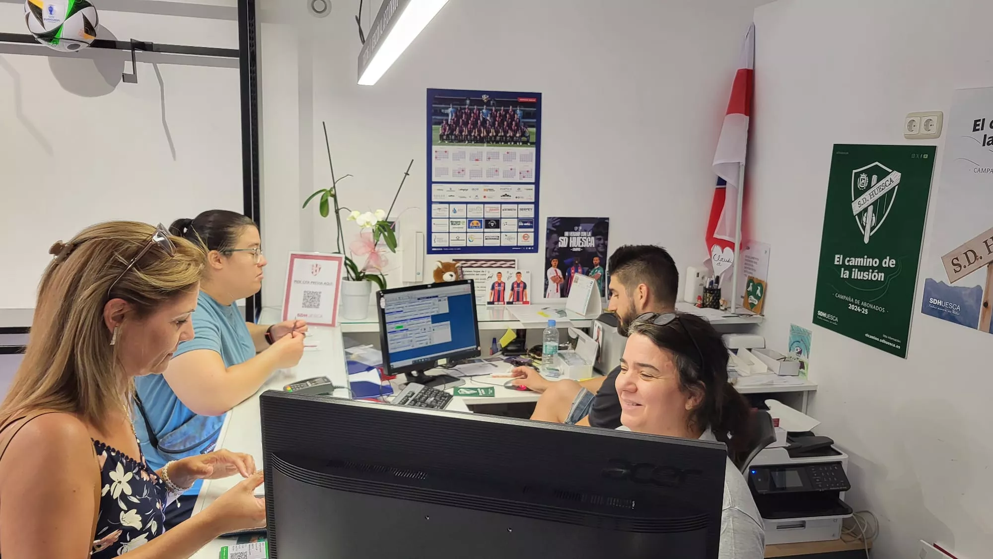 Aficionados renovando el carnet del Huesca