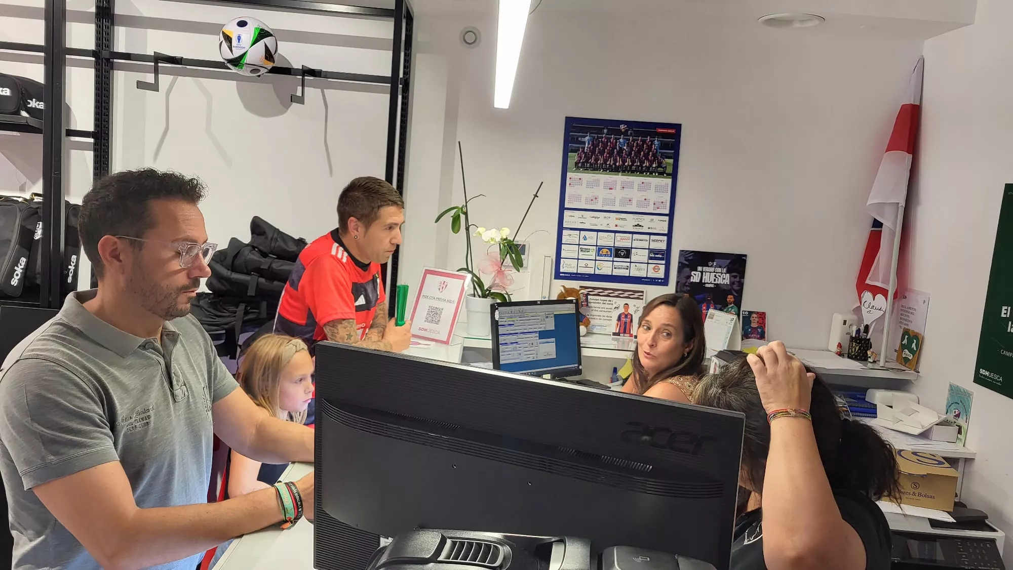 Aficionados renovando el carnet del Huesca