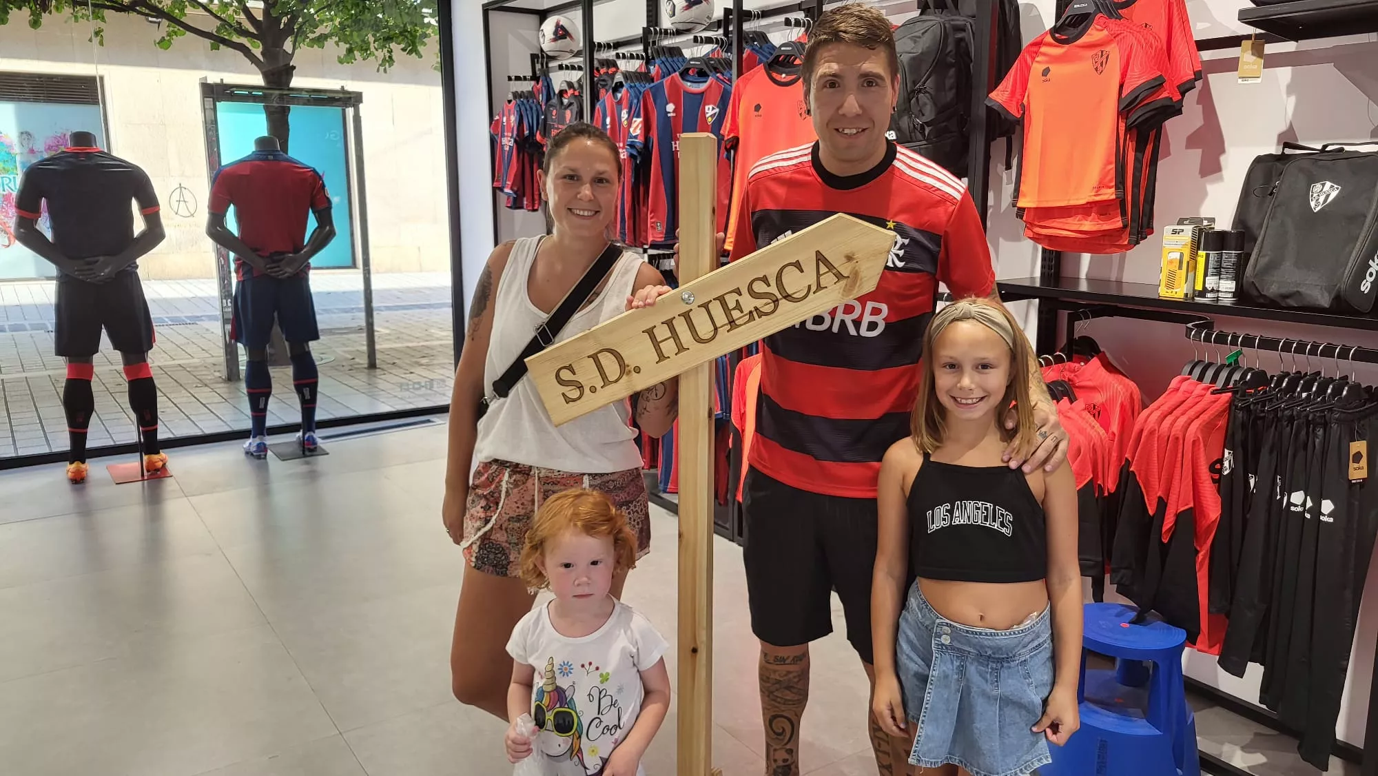 Aficionados renovando el carnet del Huesca