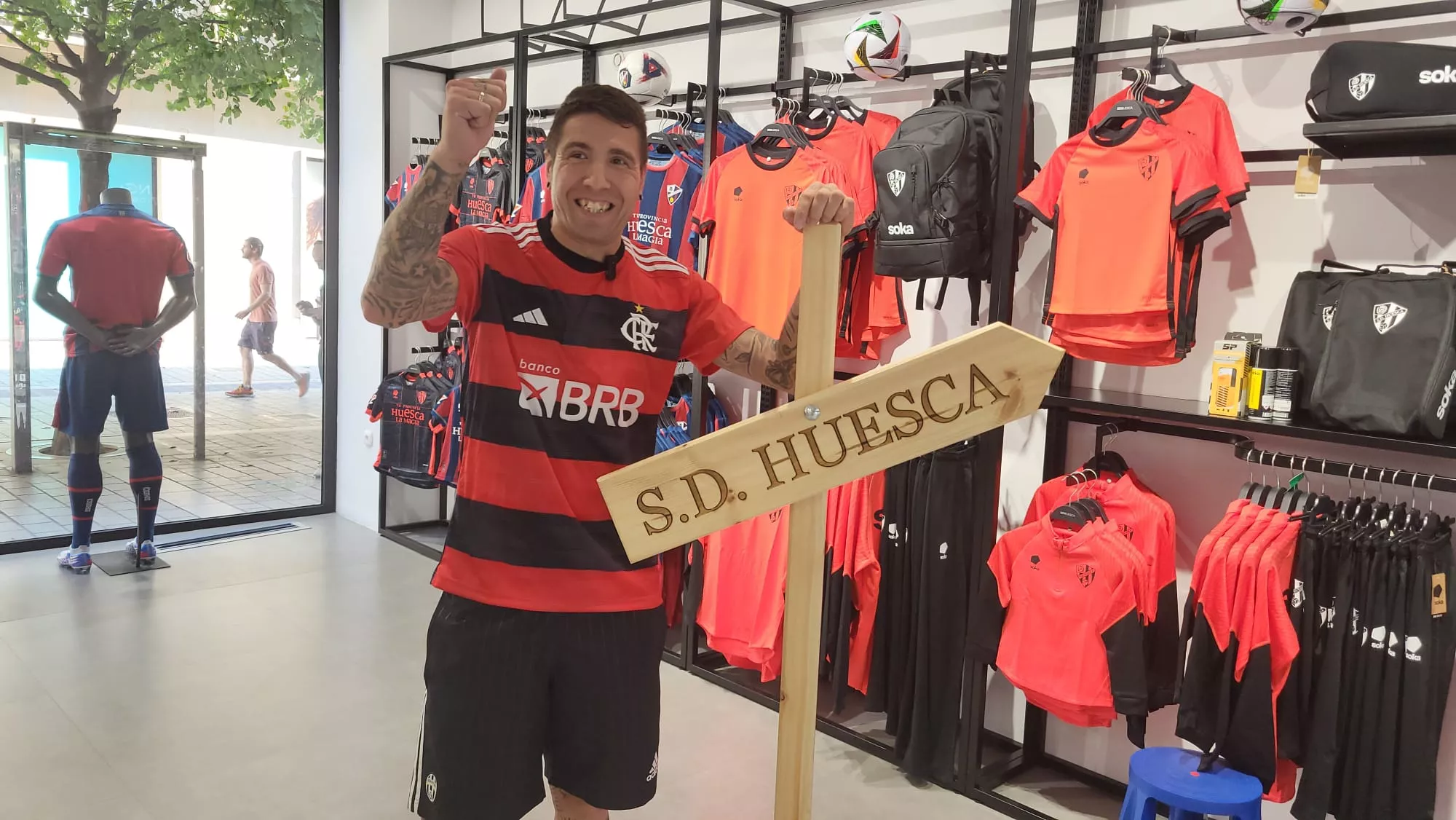 Aficionados renovando el carnet del Huesca