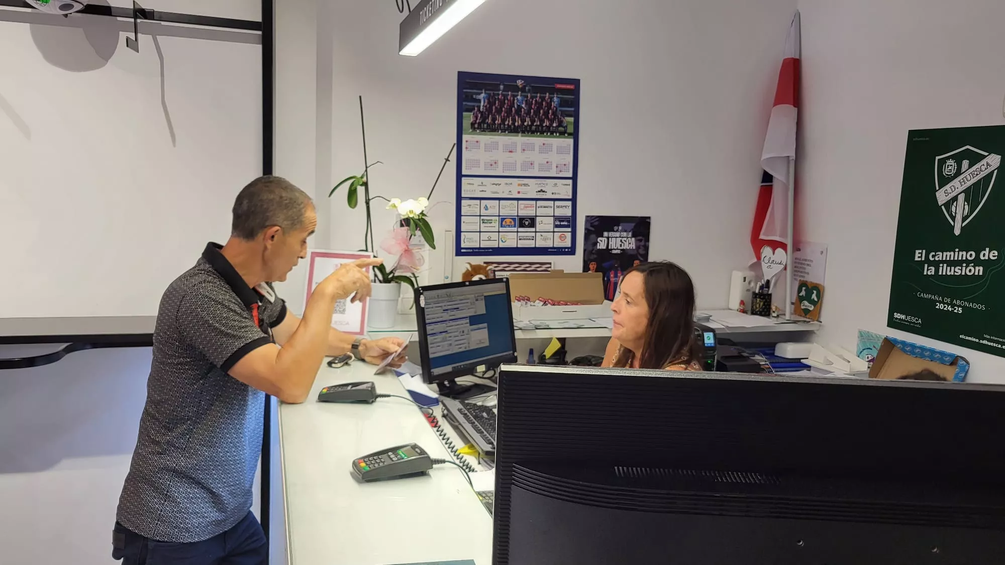 Aficionados renovando el carnet del Huesca