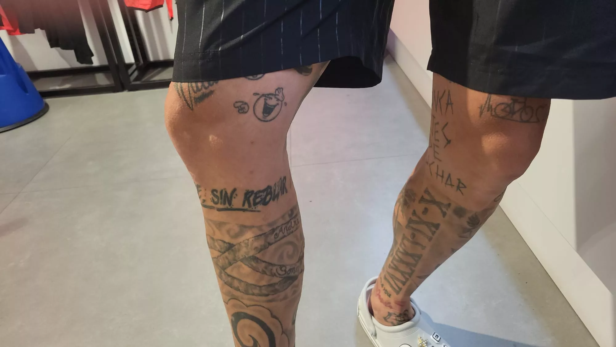 Aficionados renovando el carnet del Huesca