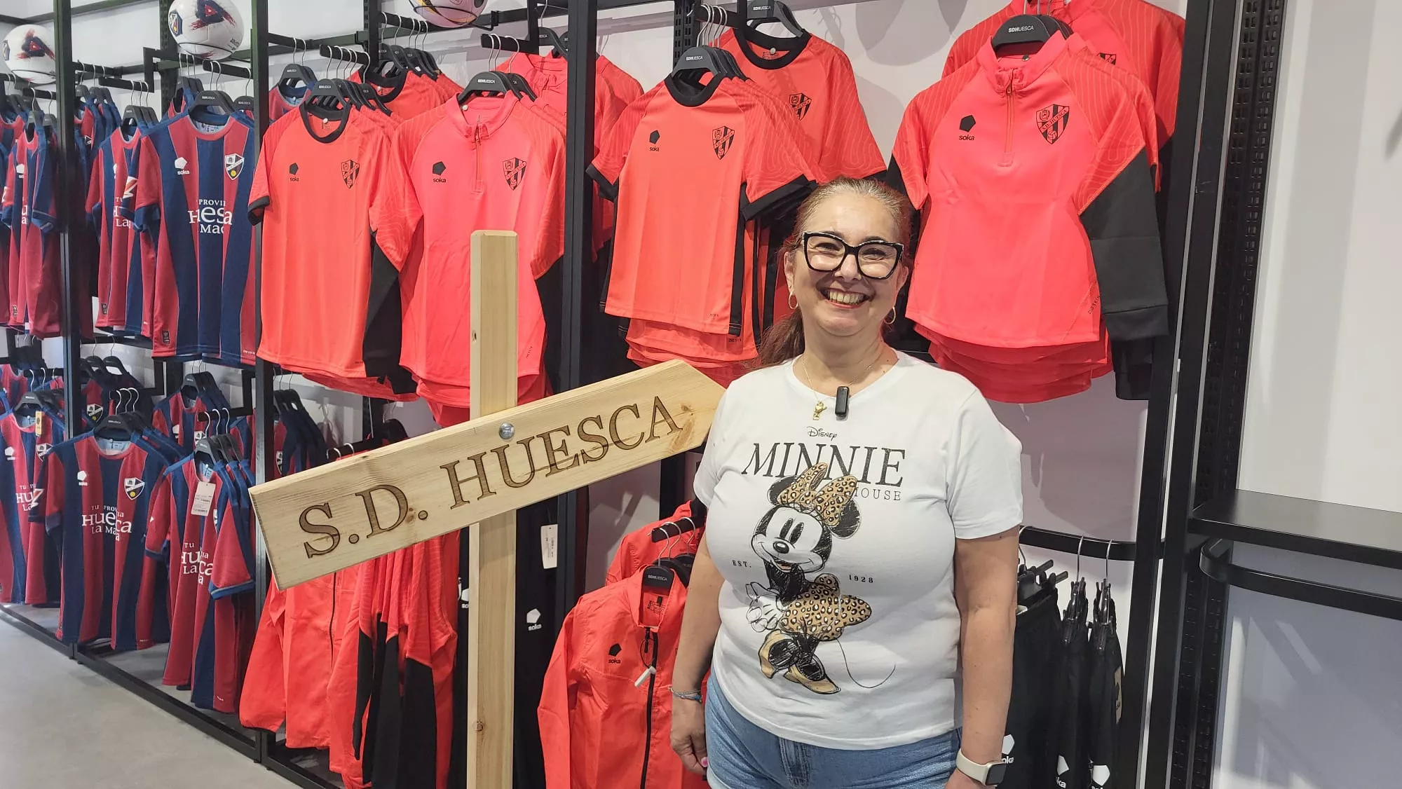 Aficionados renovando el carnet del Huesca