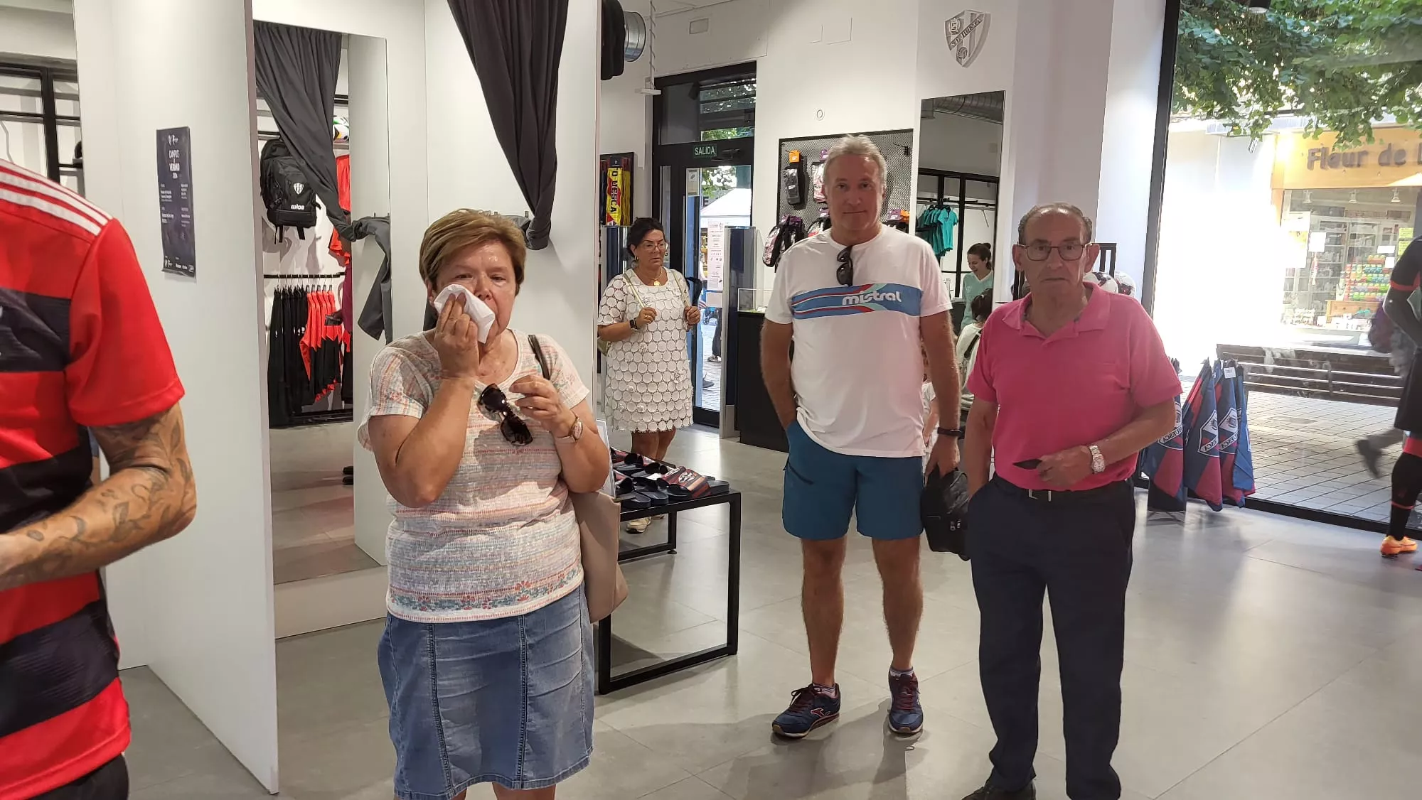 Aficionados renovando el carnet del Huesca