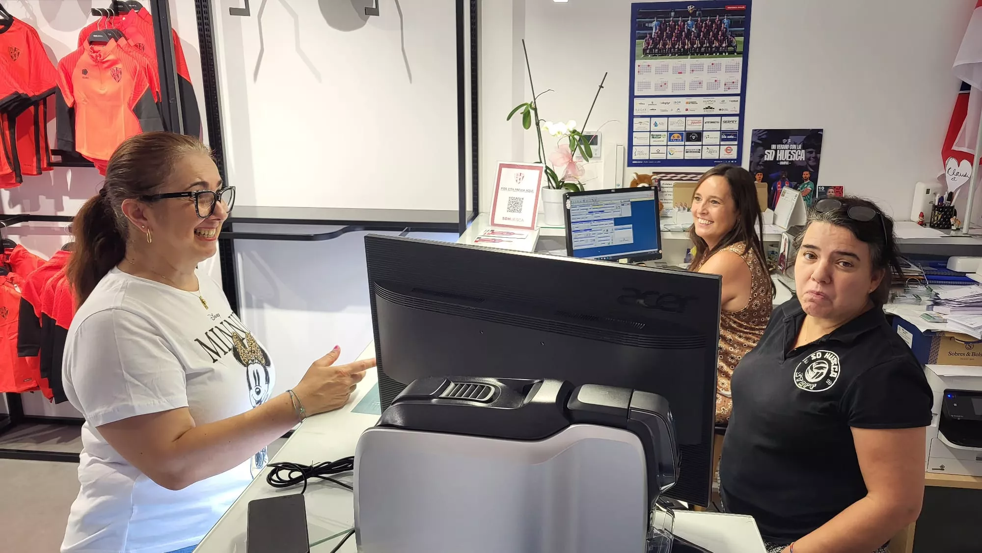 Aficionados renovando el carnet del Huesca