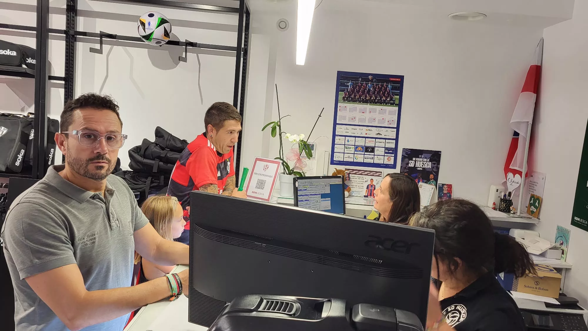 Aficionados renovando el carnet del Huesca