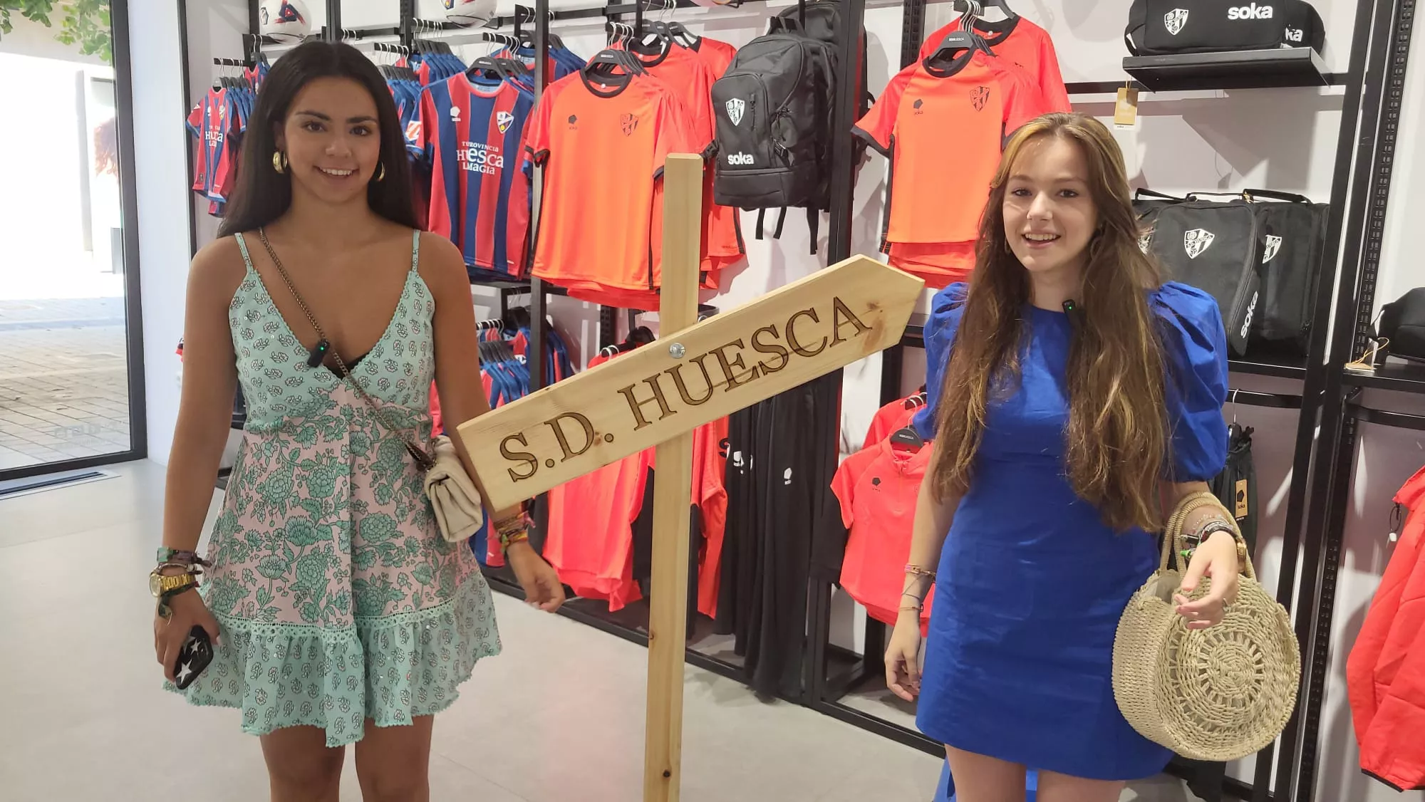 Aficionados renovando el carnet del Huesca